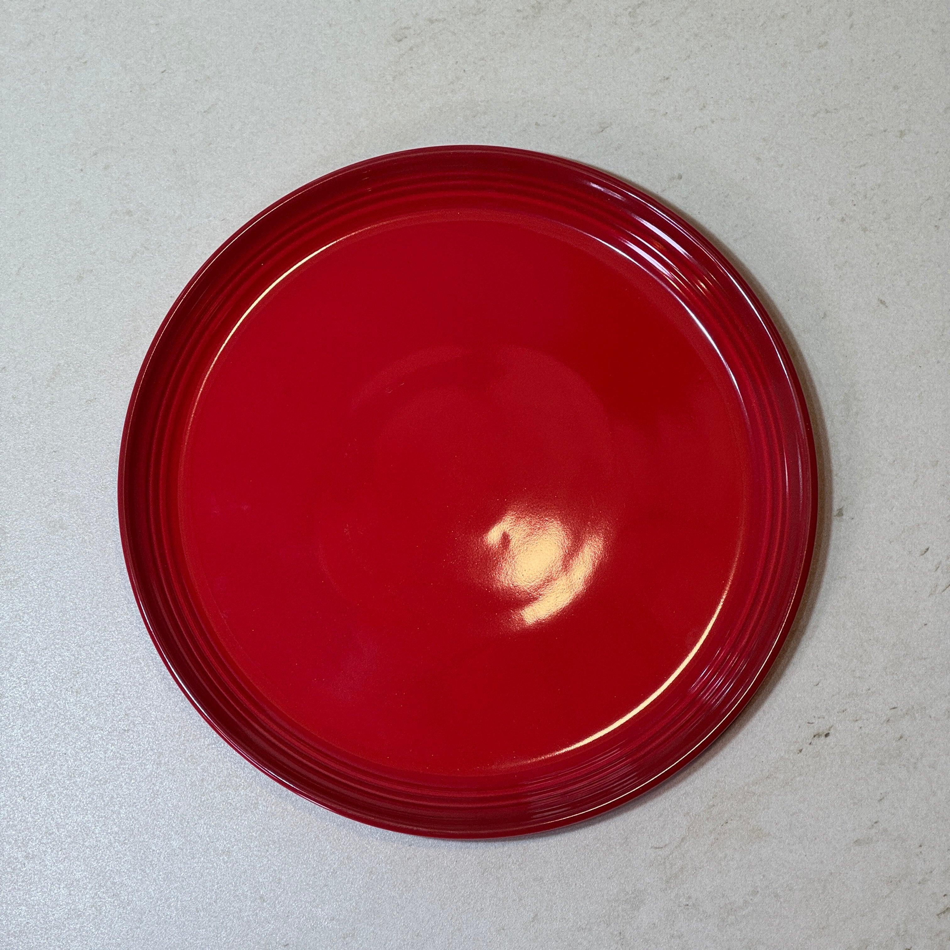 Assiette à dessert 22 cm en céramique émaillée rouge pour desserts, pâtisseries, entrées et petits-déjeuners.