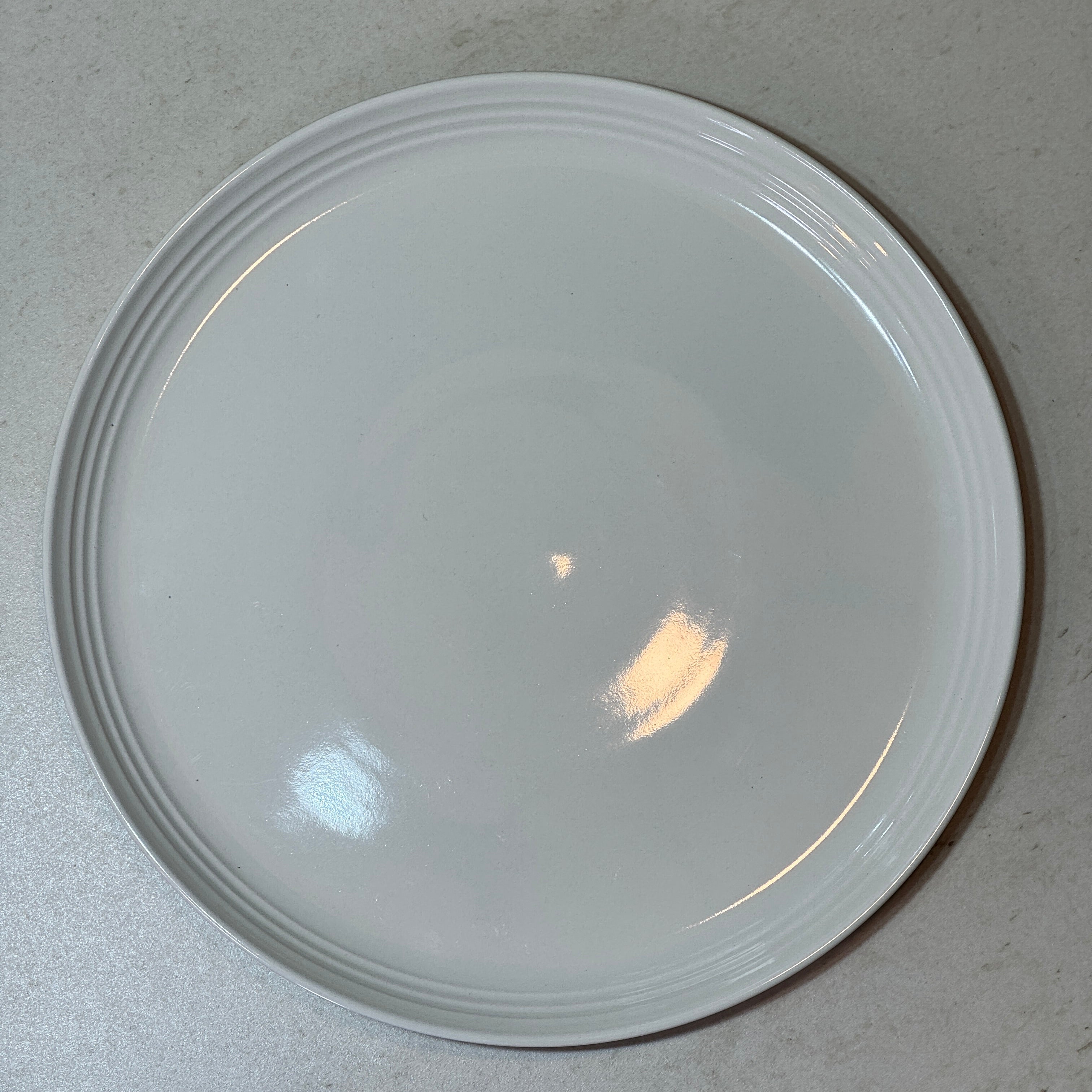 Assiette plate 27 cm en céramique émaillée blanc, parfaite pour les plats principaux, grillades, pâtes et salades.