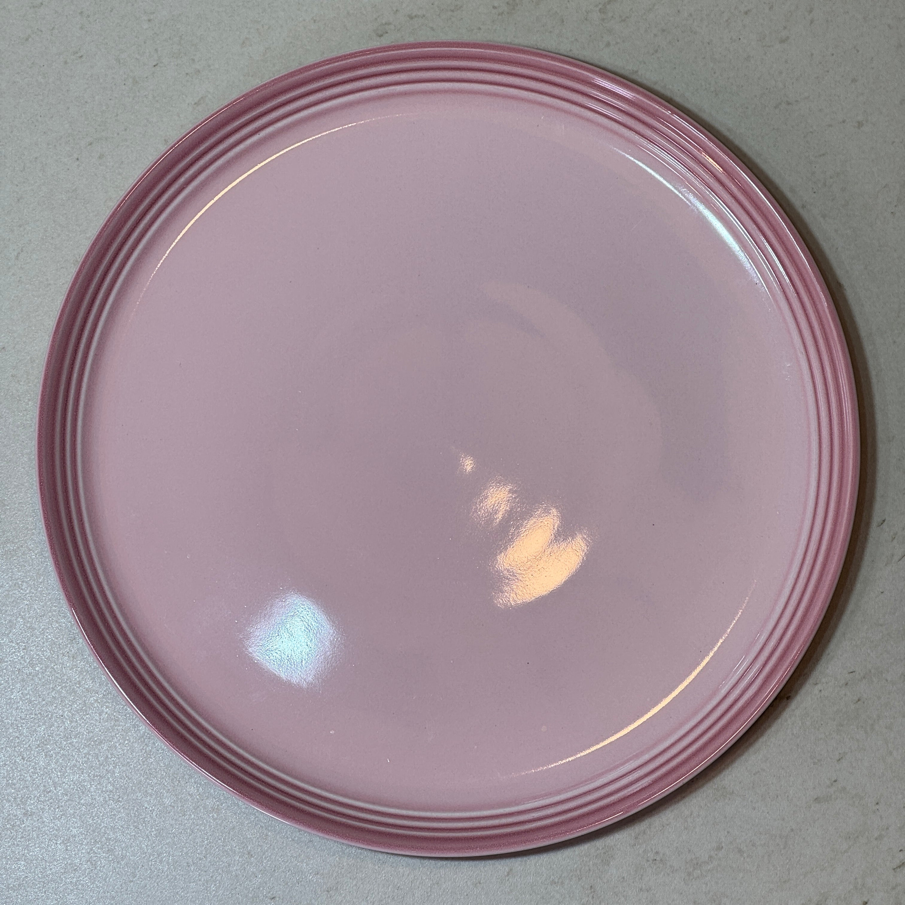 Assiette plate 27 cm en céramique émaillée rose, parfaite pour les plats principaux, grillades, pâtes et salades.