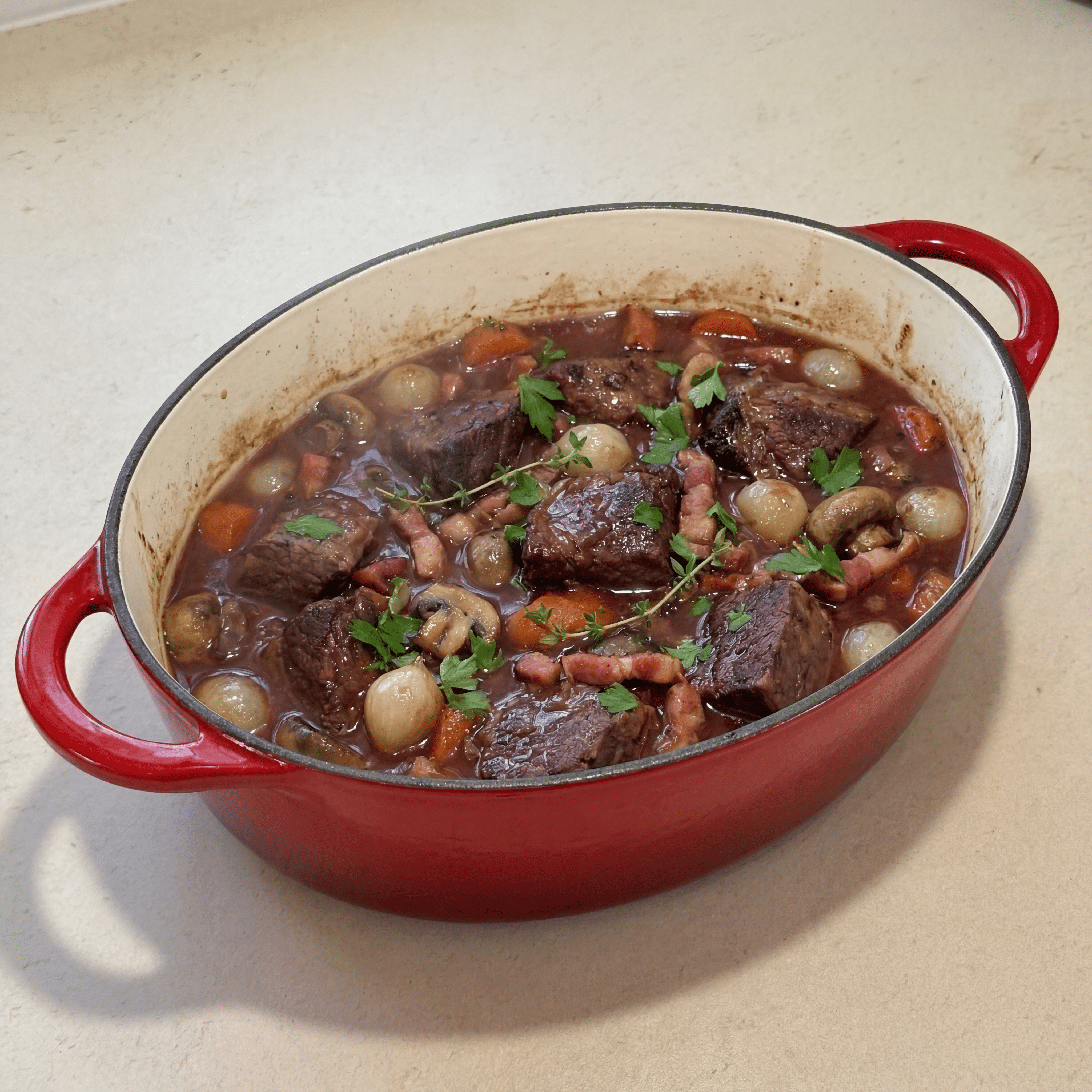 Ovale Auflaufform aus emailliertem Gusseisen – Kirschrot