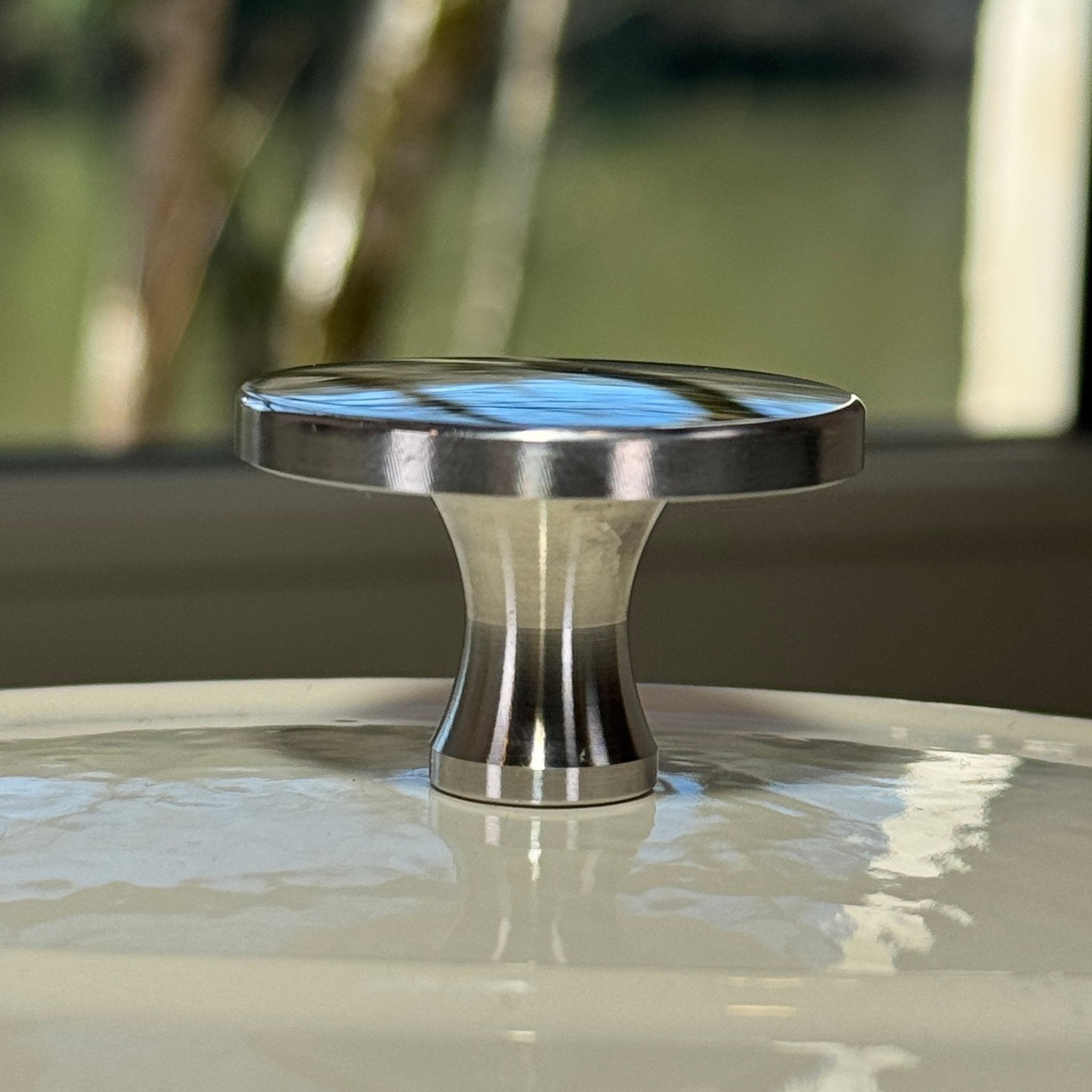 Bouton argenté brillant adaptable sur tous les couvercles