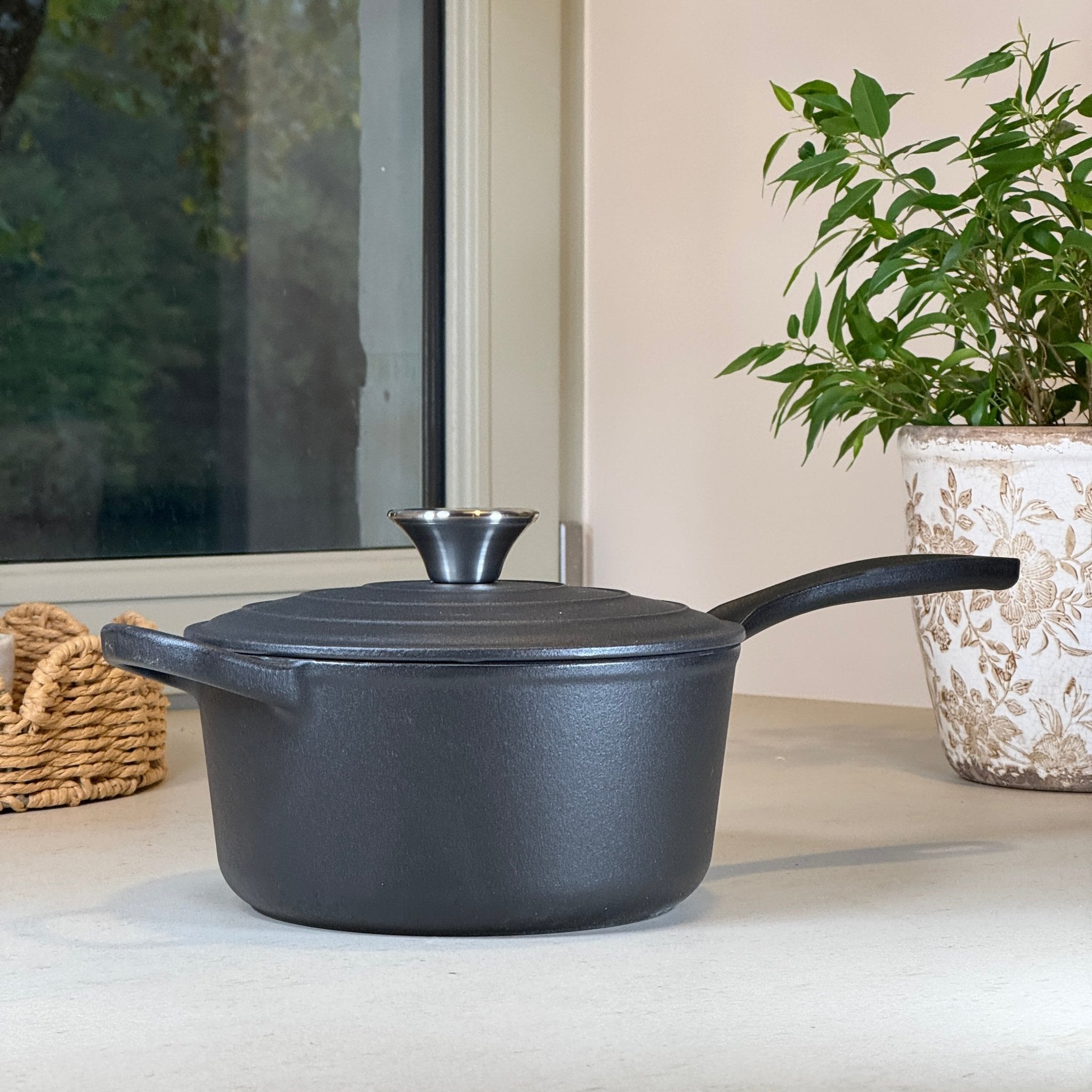 Casserole en fonte Noir Mat 19 cm avec couvercle à picots et anse ergonomique