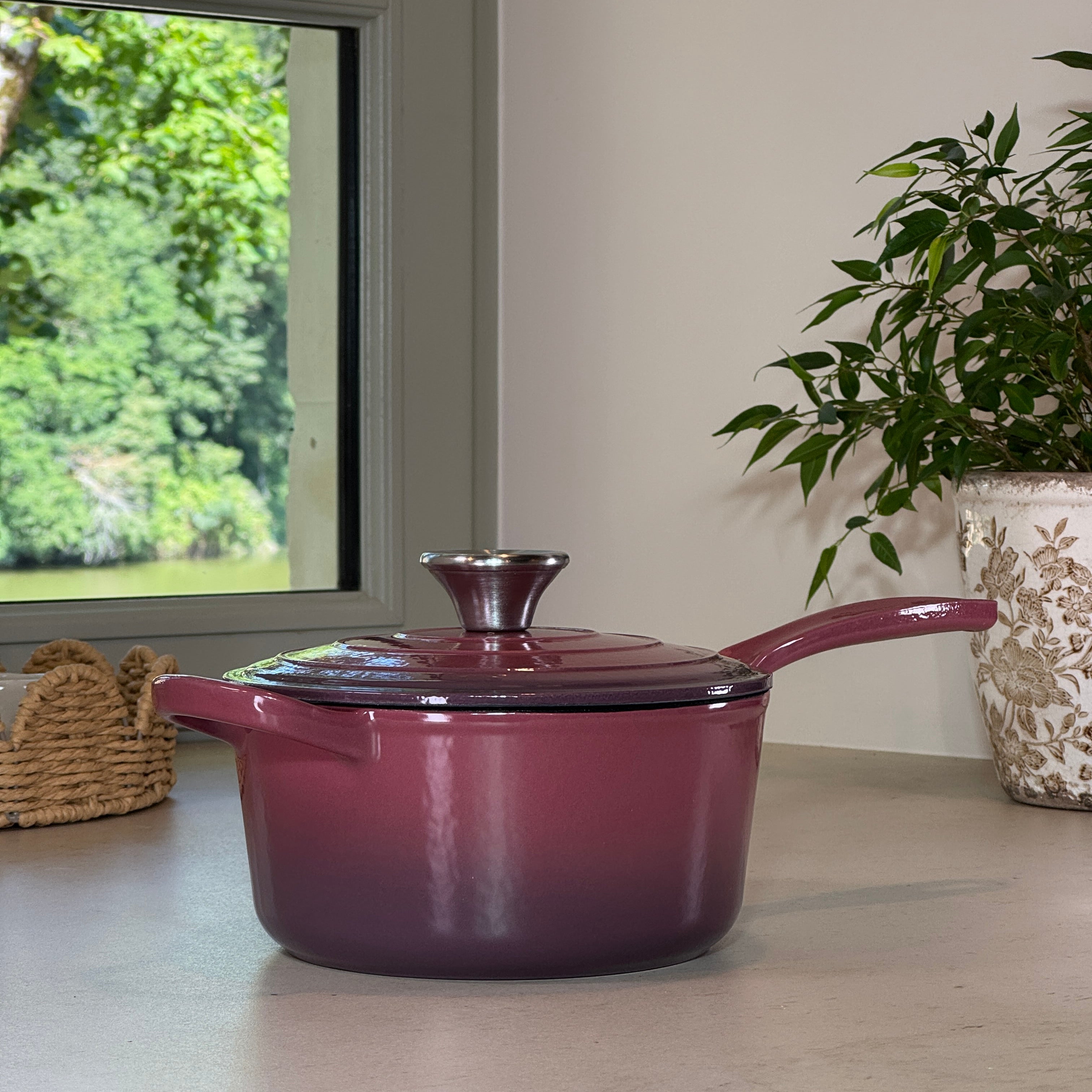 Casserole en fonte émaillée Figue 19 cm avec couvercle à picots et anse ergonomique