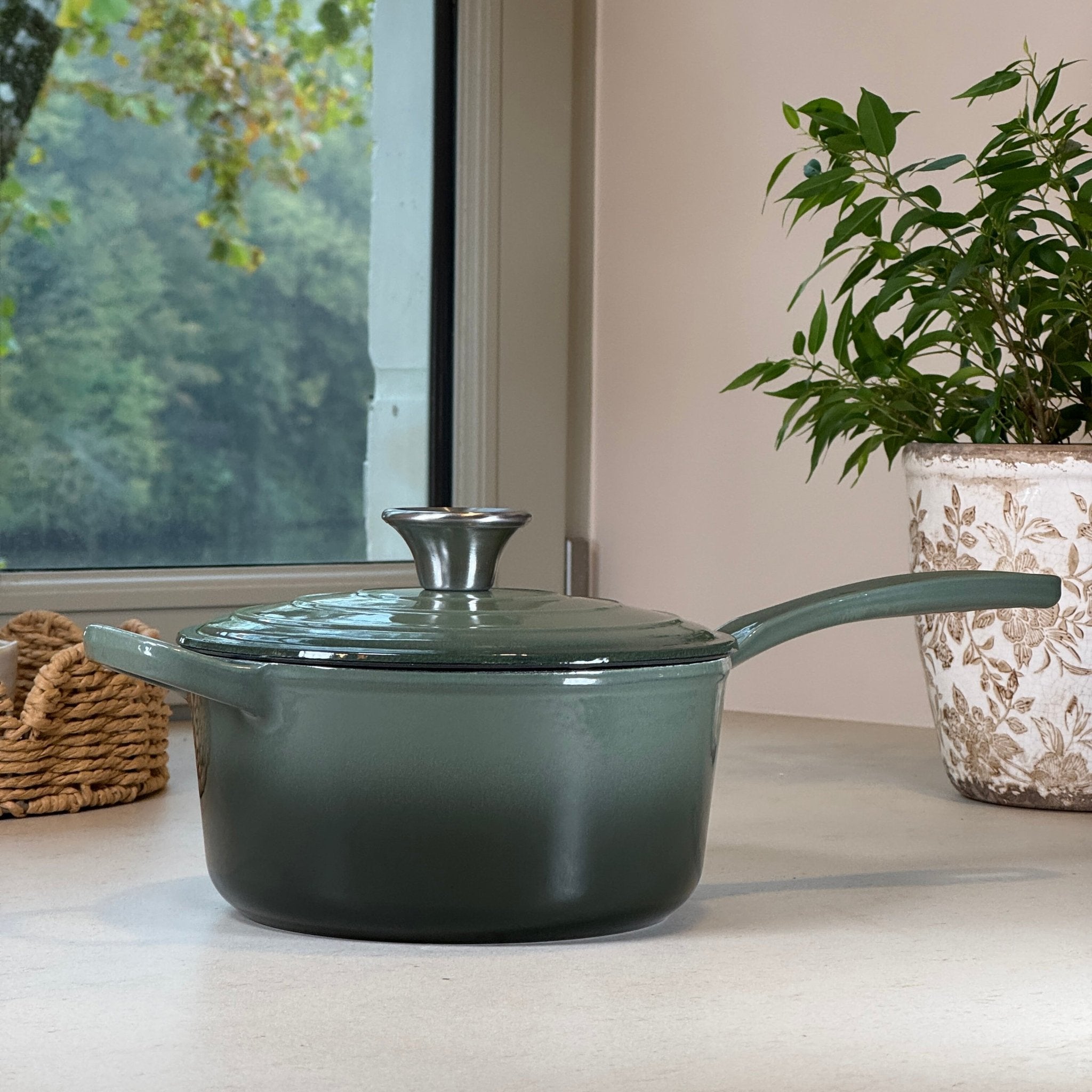 Casserole en fonte émaillée Vert Sapin 19 cm avec couvercle à picots et anse ergonomique