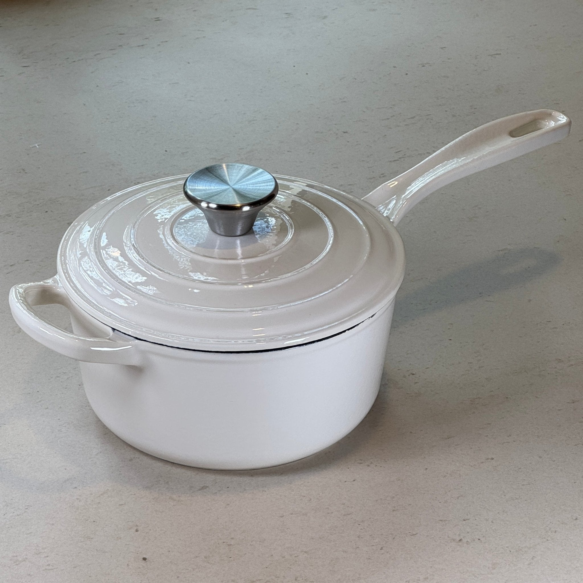 Casserole en fonte émaillée Blanc Vanille avec anse longue pour verser et manipuler facilement