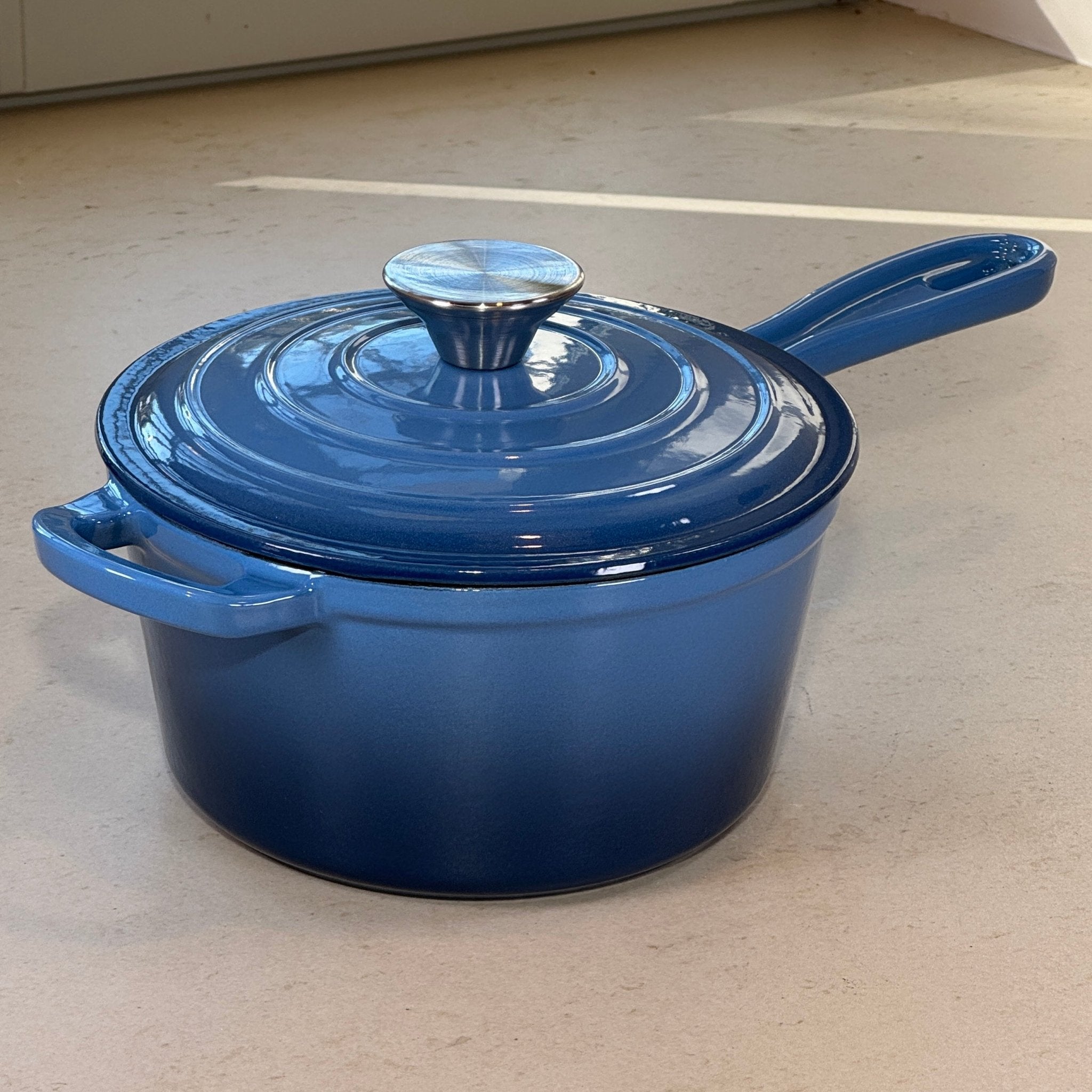 Casserole en fonte émaillée Bleu Perle avec anse longue pour verser et manipuler facilement