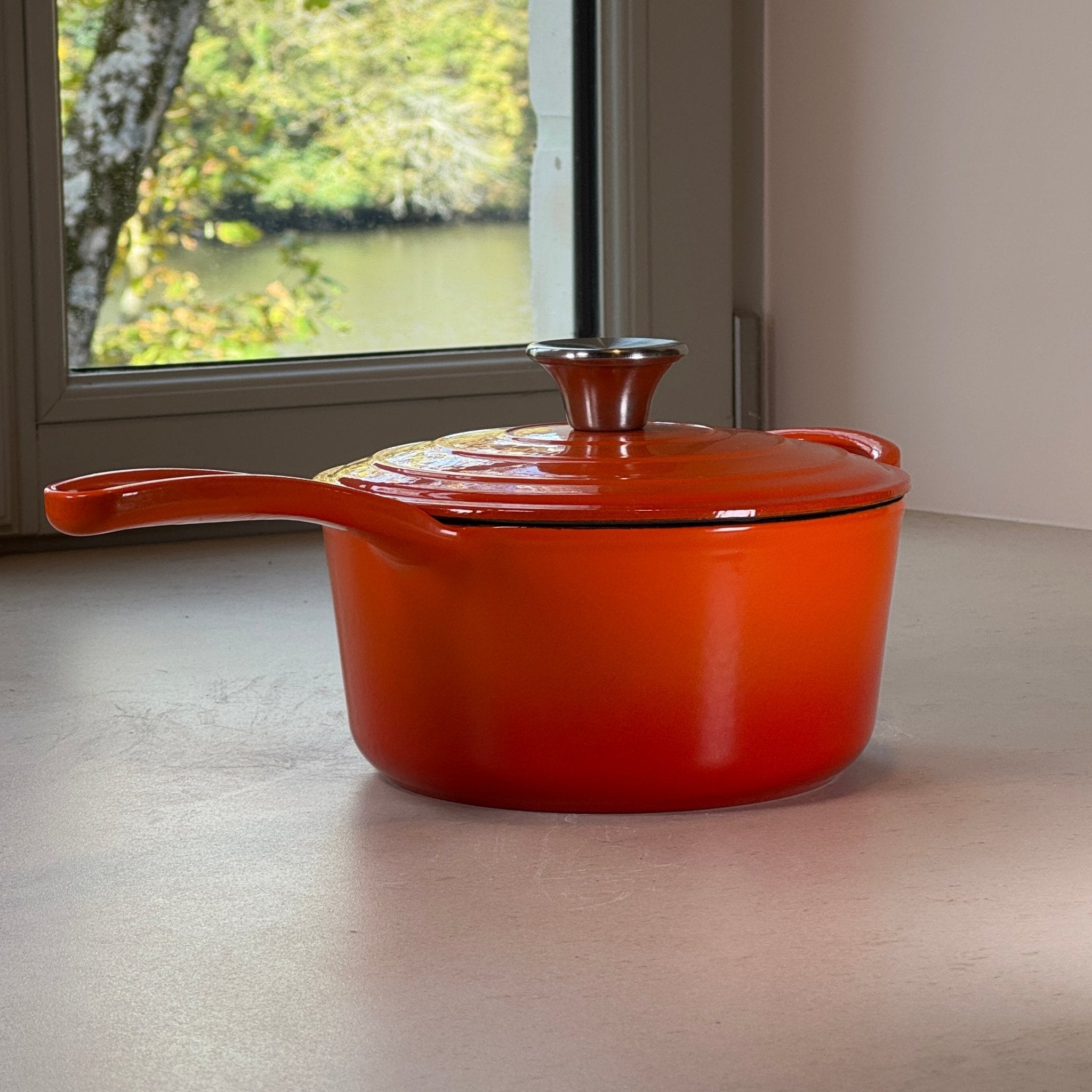 Casserole en fonte émaillée Orange avec anse longue pour verser et manipuler facilement
