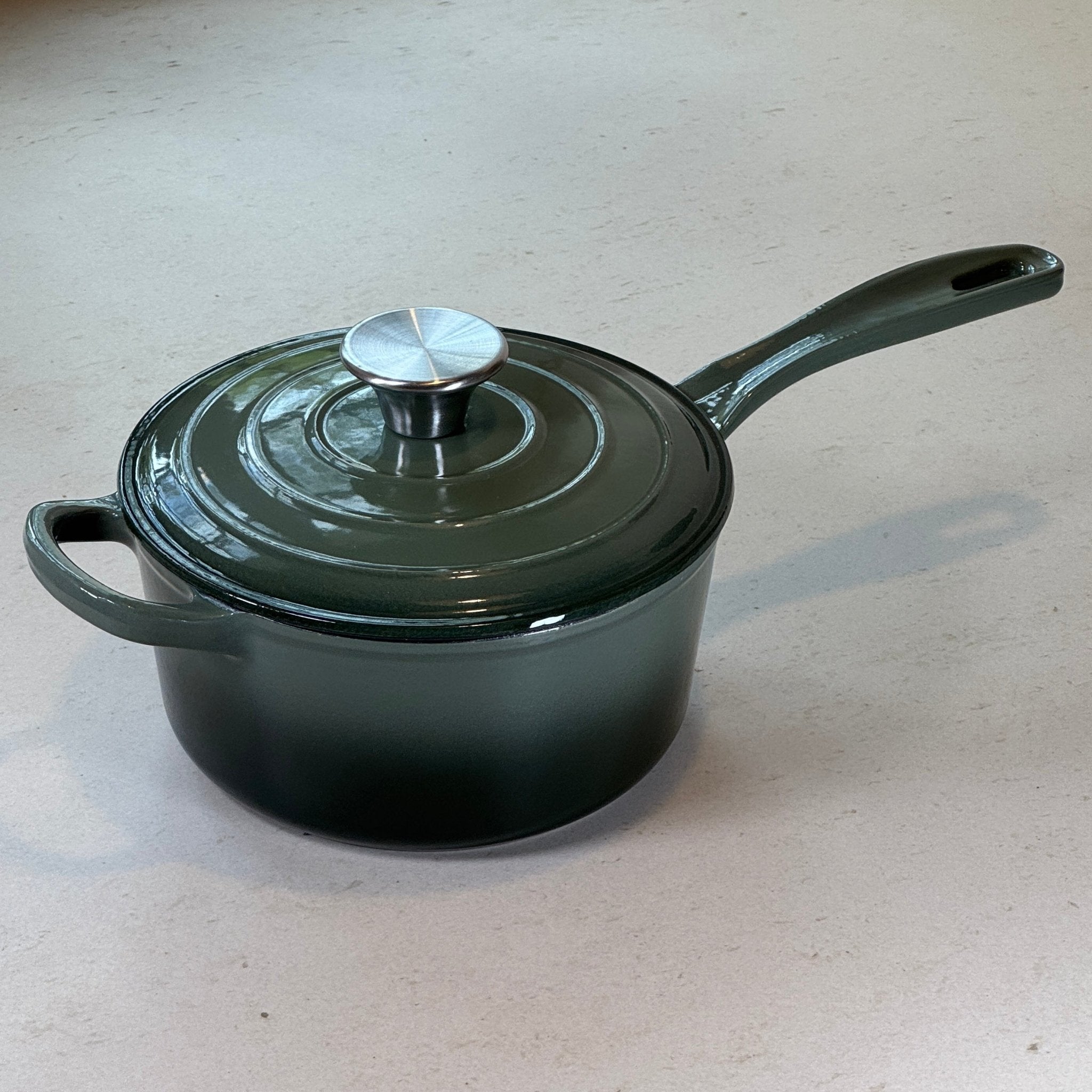 Casserole en fonte émaillée Vert Sapin avec anse et une longue poignée pour verser et manipuler facilement