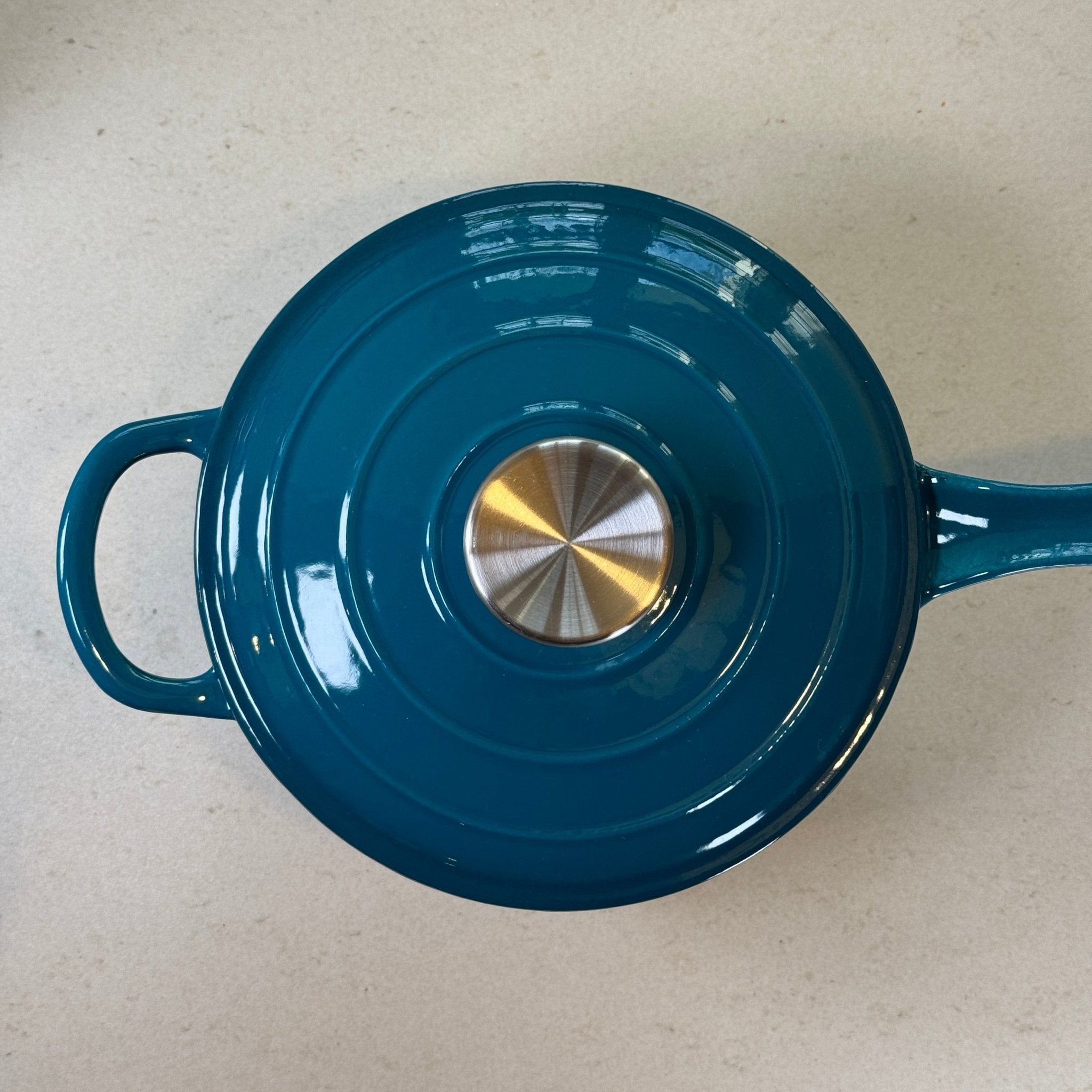 Casserole en fonte émaillée Bleu Cyan avec couvercle pour maintenir la chaleur et réussir sauces et réductions