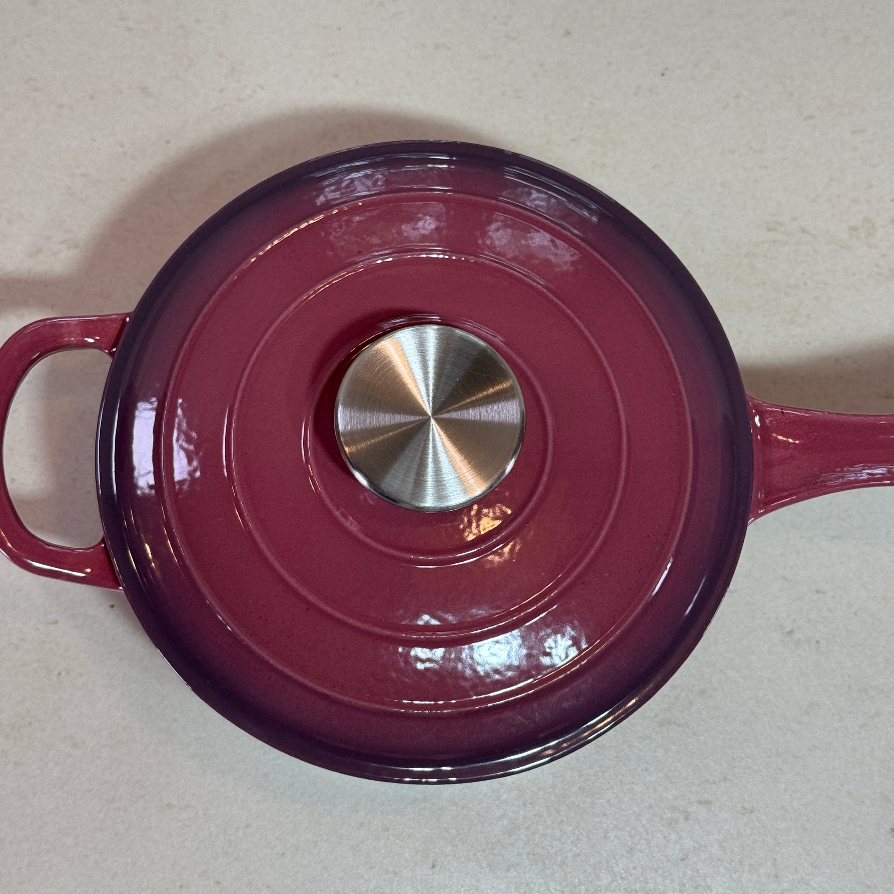 Casserole en fonte émaillée Figue avec zoom sur le couvercle qui maintien la chaleur permet réussir sauces et réductions