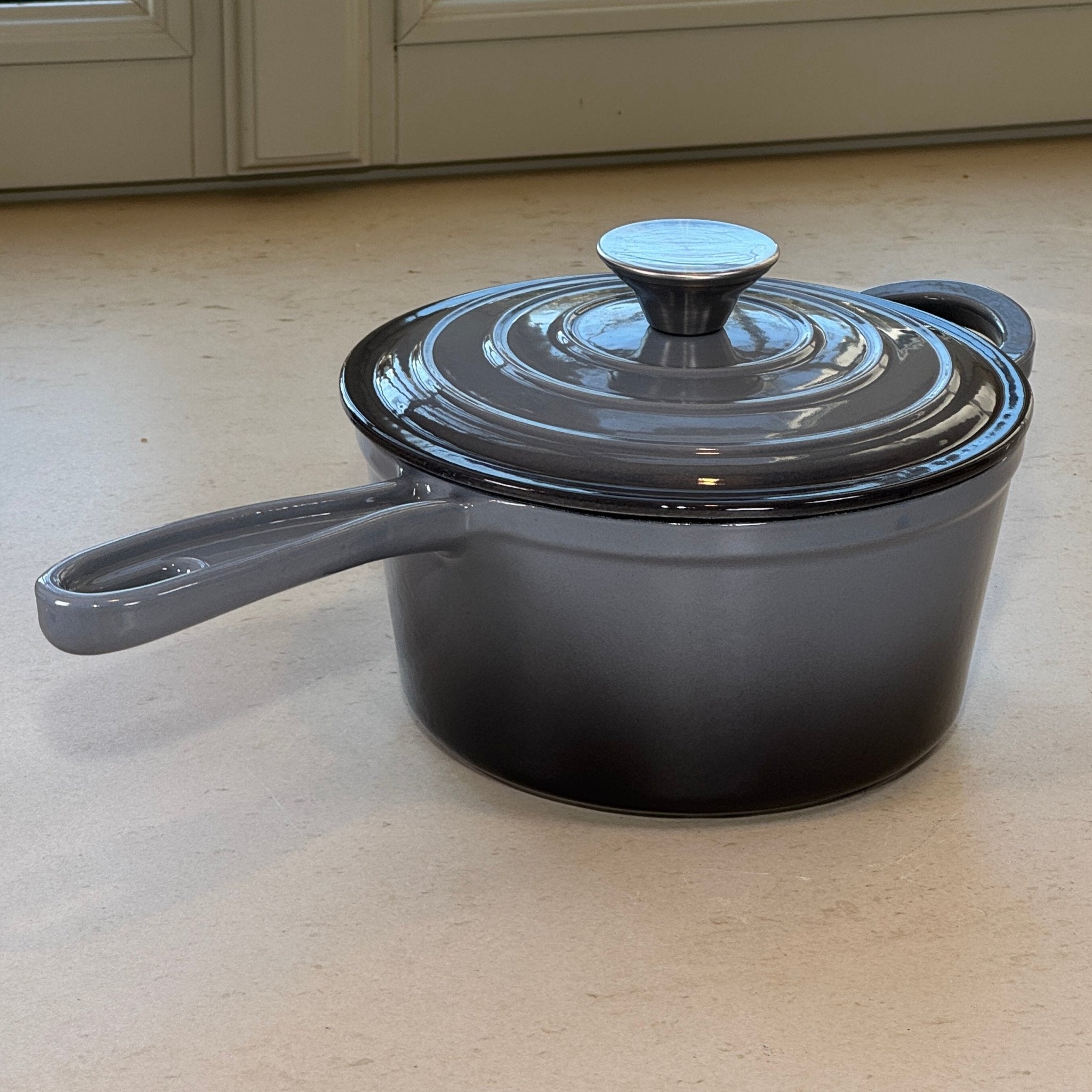 Casserole en fonte émaillée Gris Anthracite avec couvercle pour maintenir la chaleur et réussir sauces et réductions