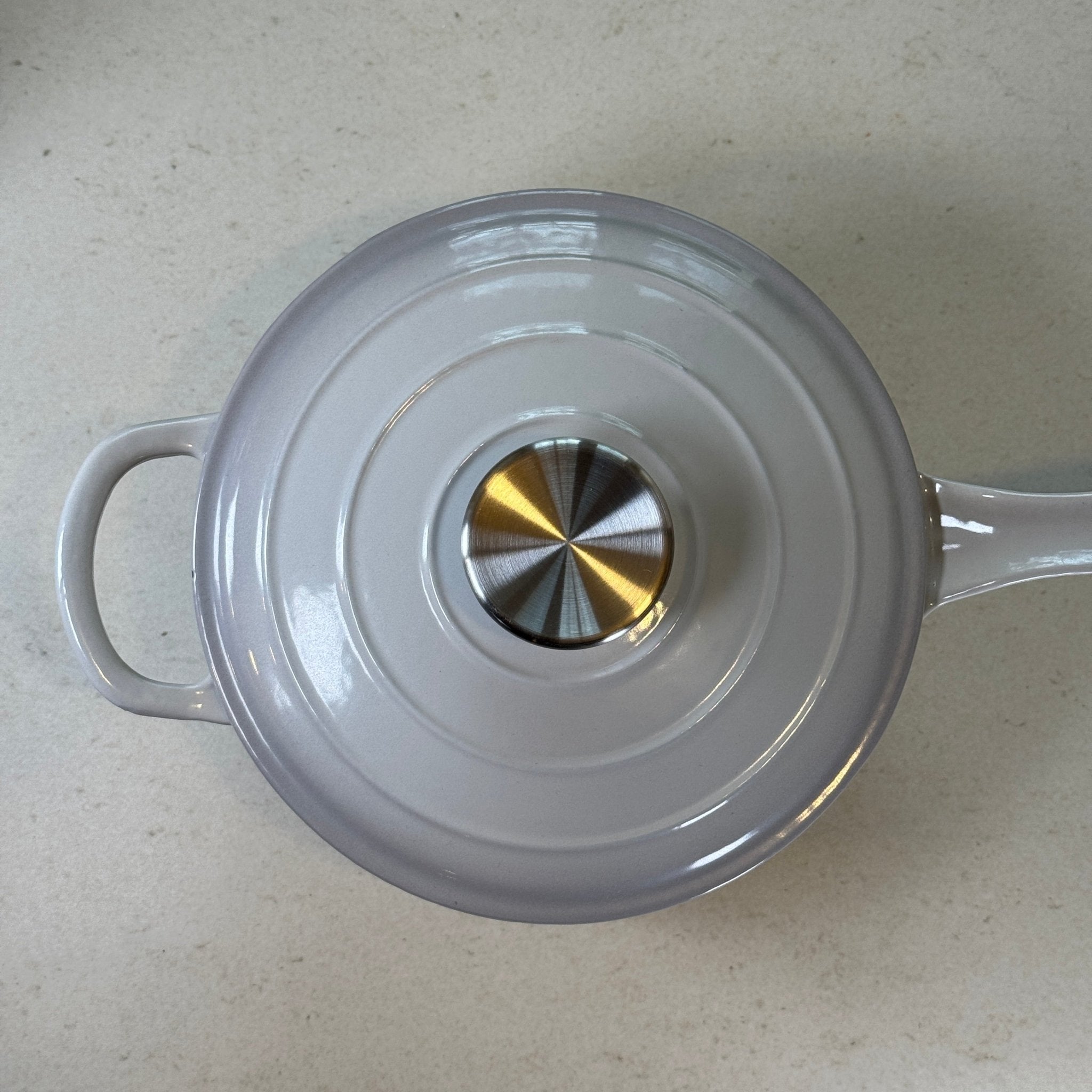Casserole en fonte émaillée Gris Meringue avec couvercle pour maintenir la chaleur et réussir sauces et réductions