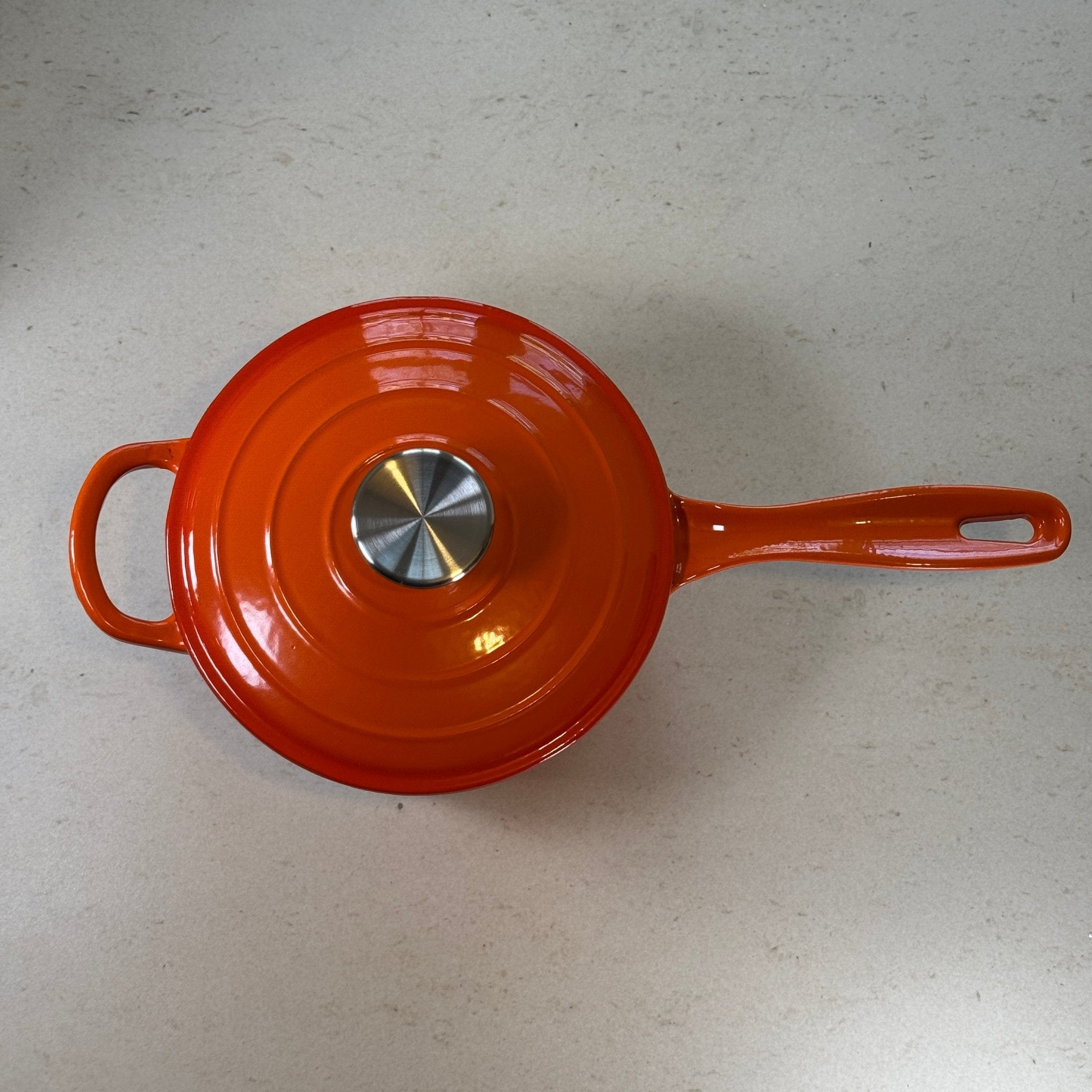 Casserole en fonte émaillée Orange avec couvercle pour maintenir la chaleur et réussir sauces et réductions