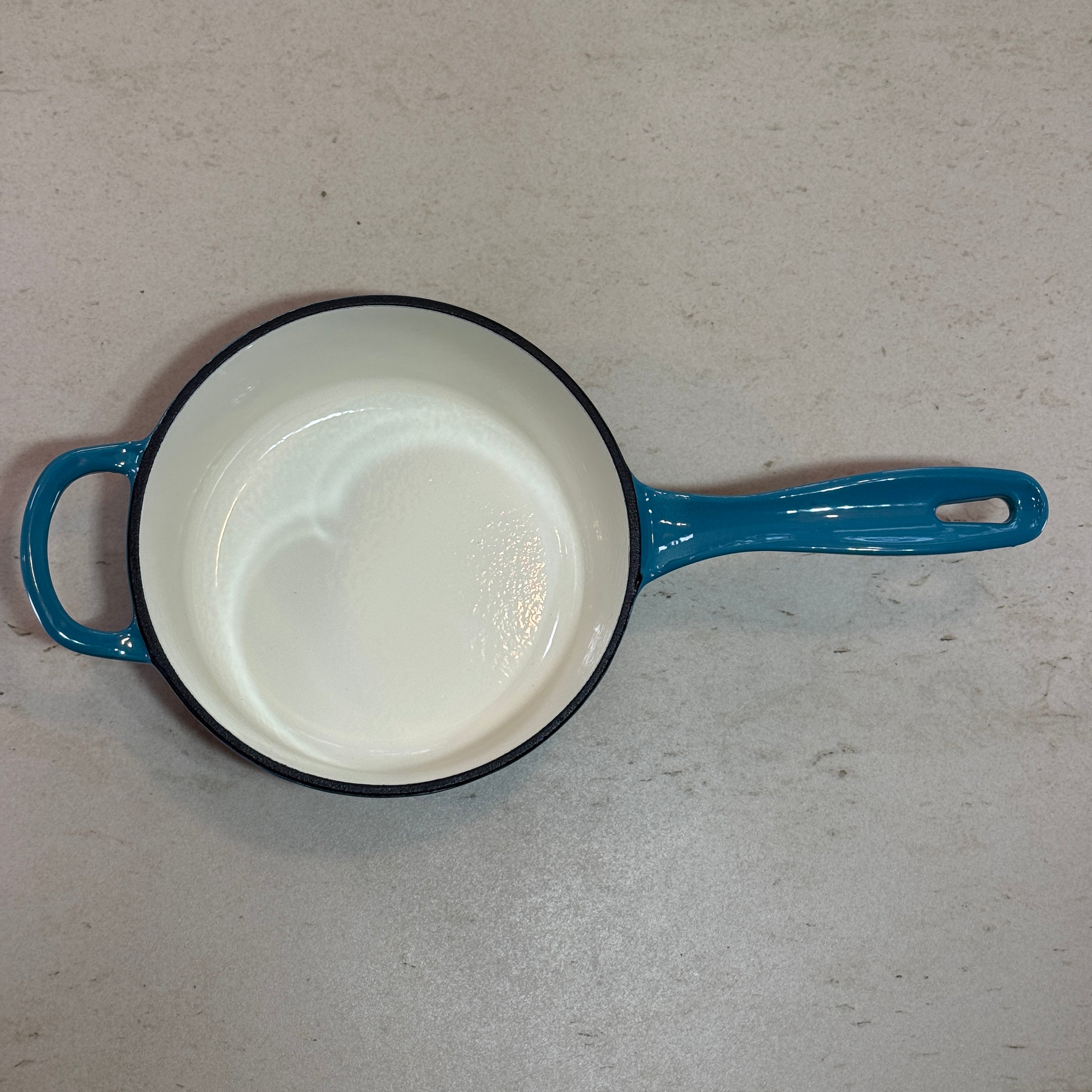 Casserole en fonte émaillée Turquoise avec zoom sur le couvercle qui maintien la chaleur permet réussir sauces et réductions