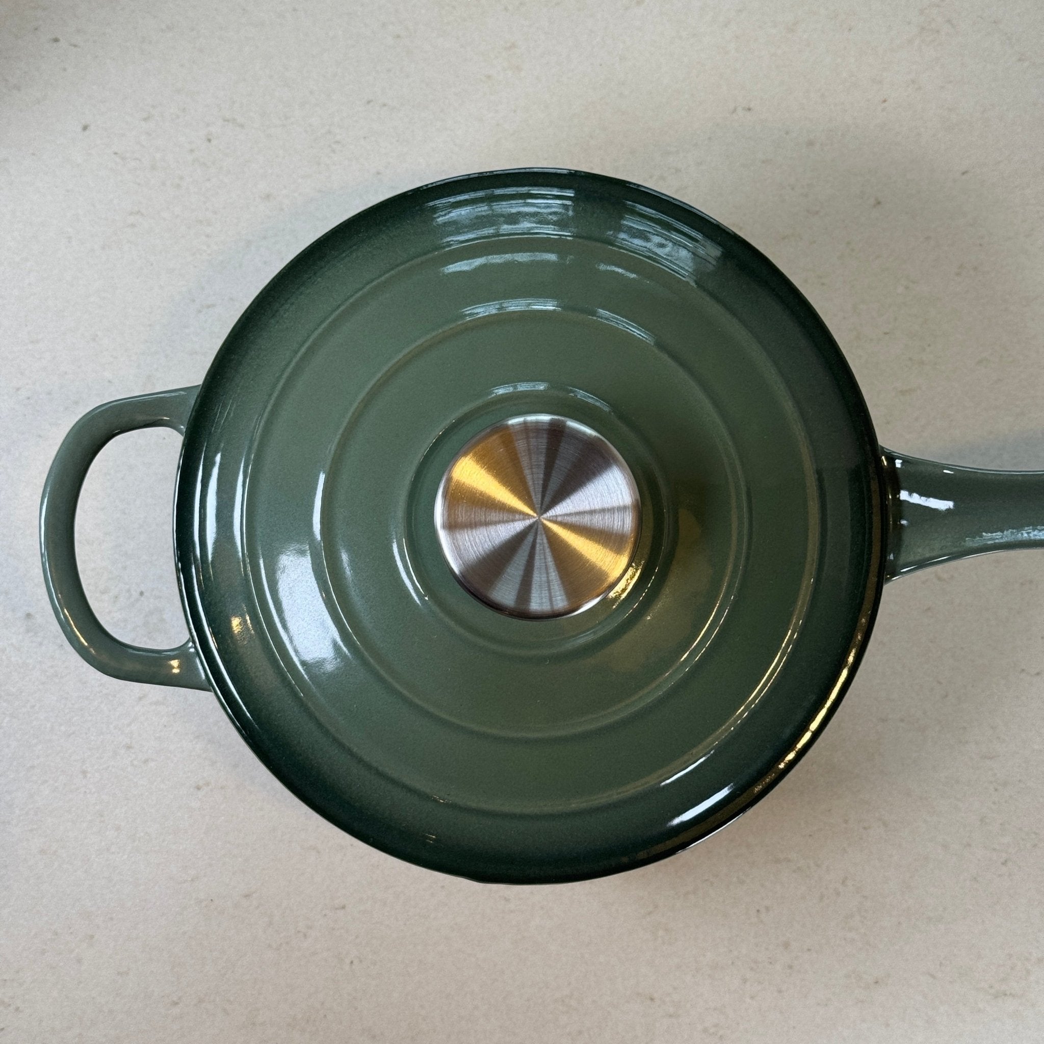 Casserole en fonte émaillée Vert Sapin avec couvercle pour maintenir la chaleur et réussir sauces et réductions