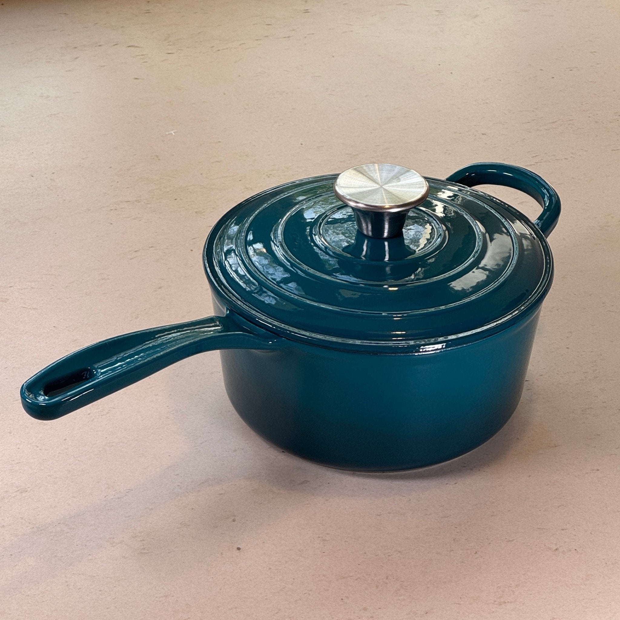 Casserole en fonte émaillée Bleu Cyan conçue pour une cuisson précise et homogène au quotidien