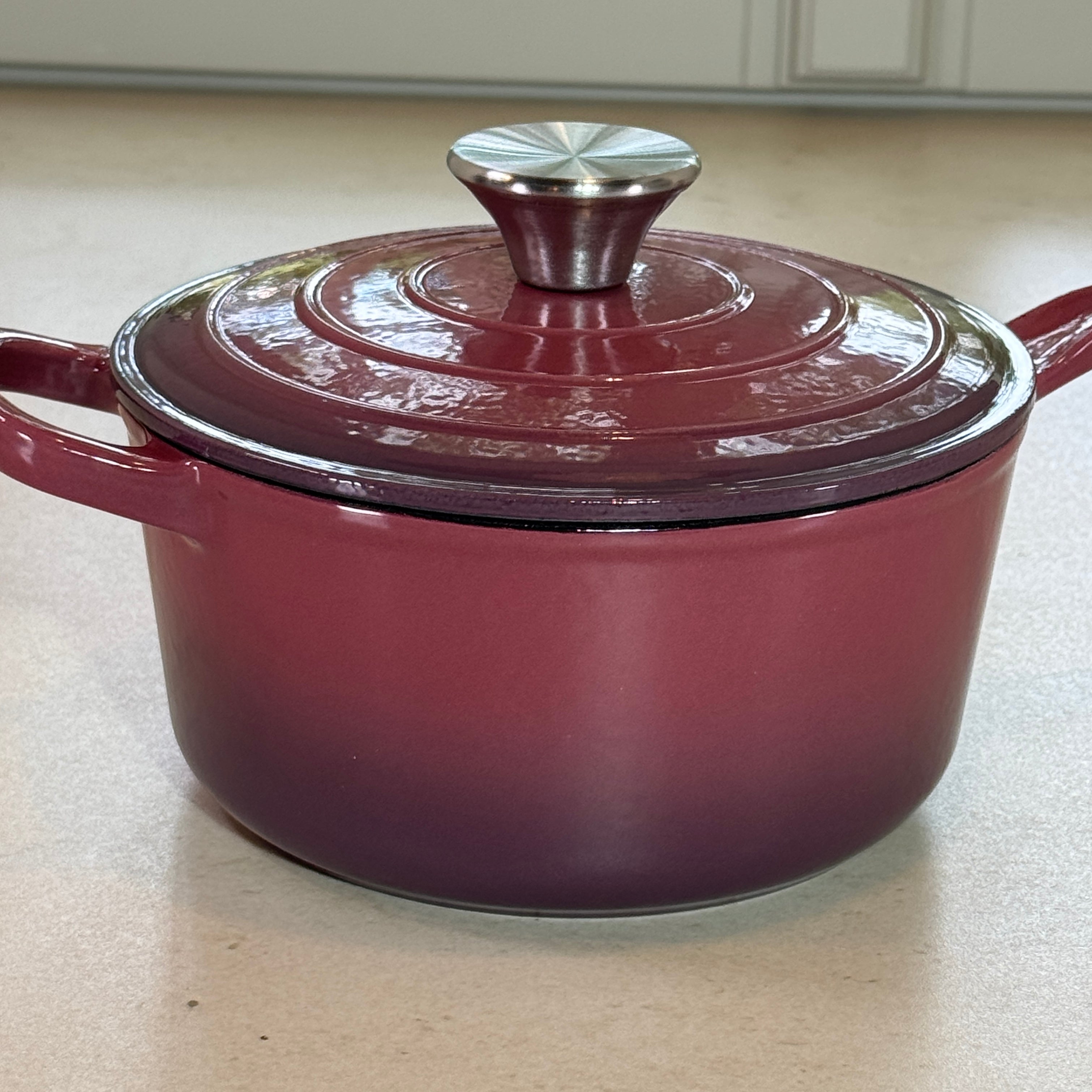 Casserole en fonte émaillée Figue conçue pour une cuisson précise et homogène au quotidien
