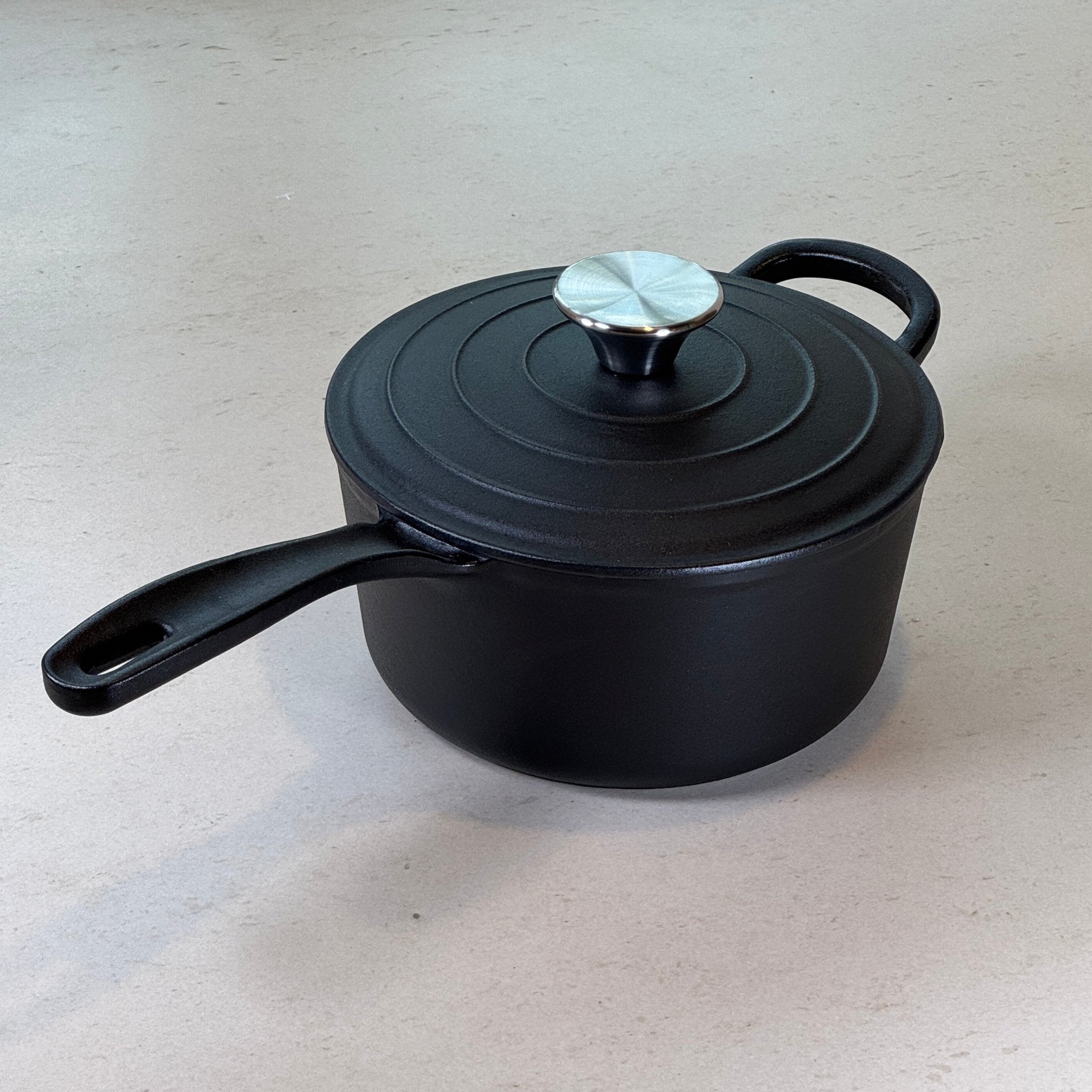 Casserole en fonte émaillée Noir Mat conçue pour une cuisson précise et homogène au quotidien