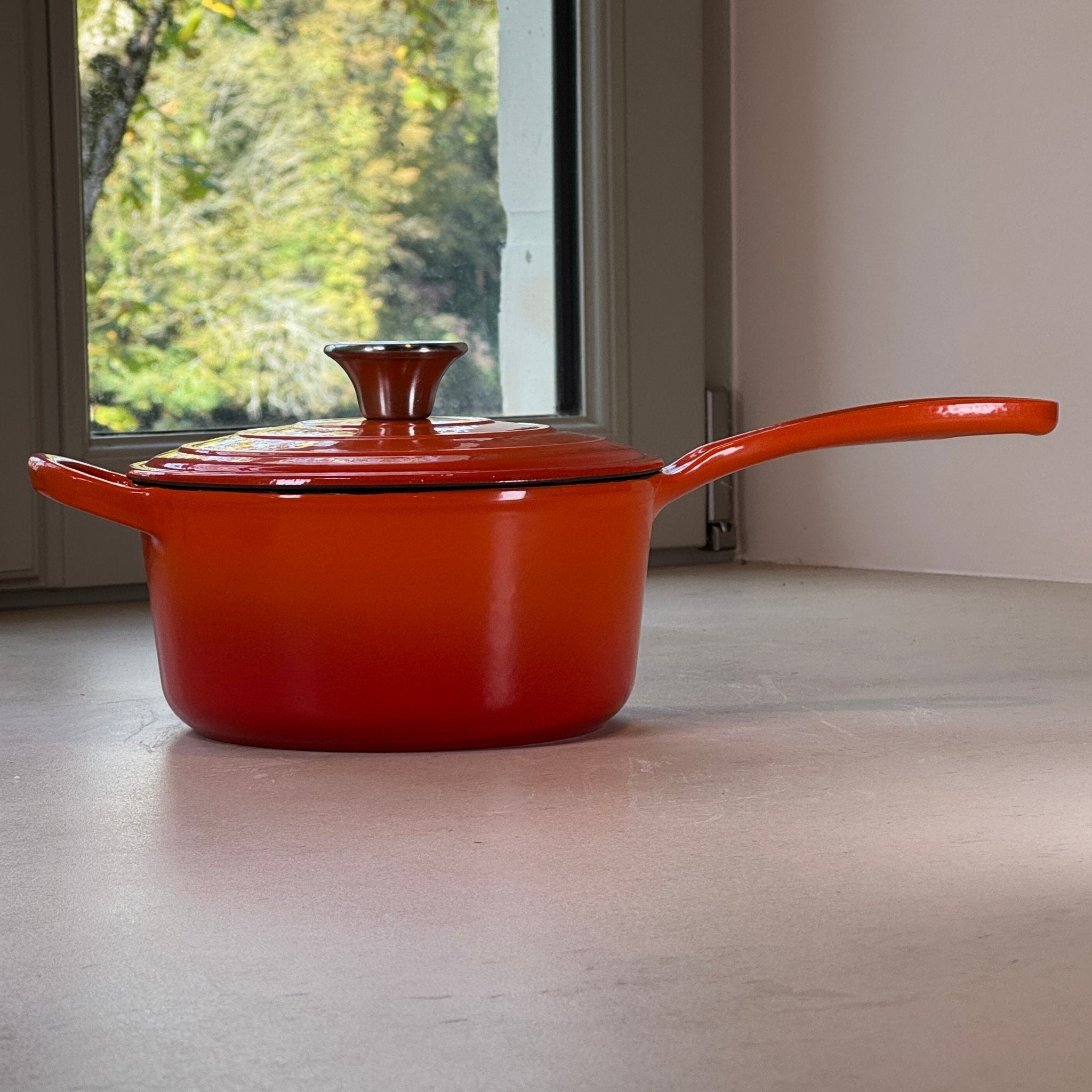 Casserole en fonte émaillée Orange conçue pour une cuisson précise et homogène au quotidien