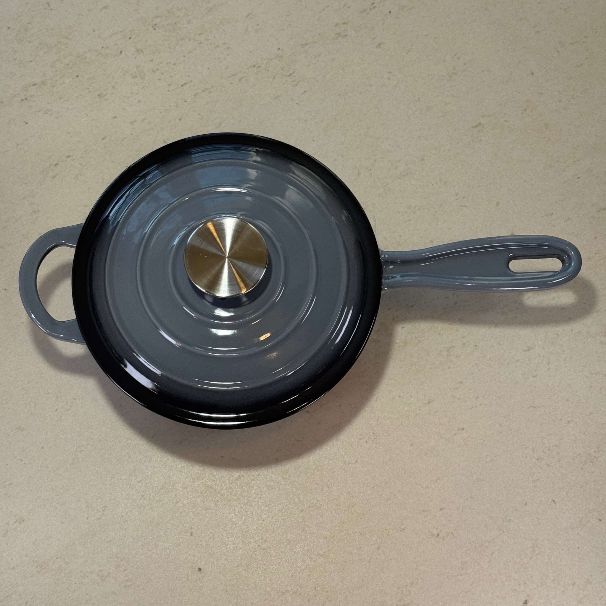 Intérieur anti adhésif clair d’une casserole en fonte émaillée Gris Anthracite idéale pour sauces, crèmes et préparations délicates