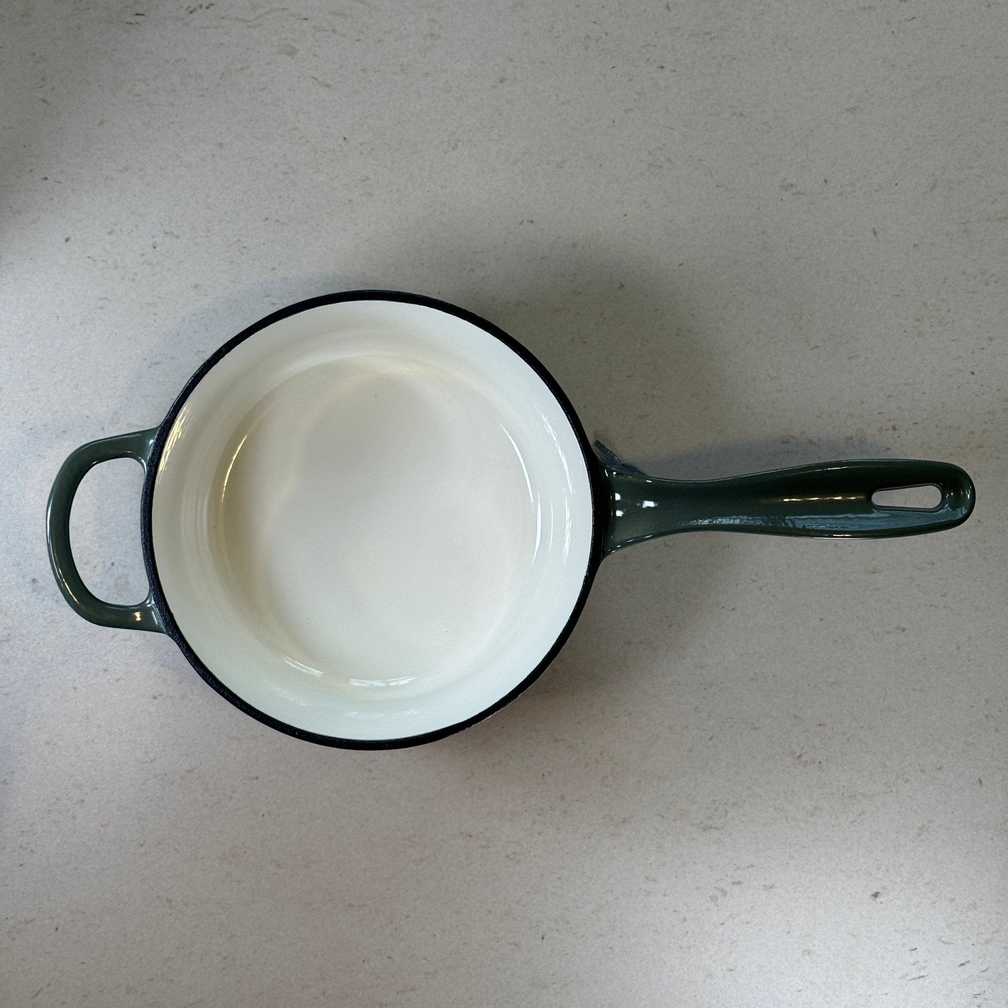 Intérieur anti adhésif clair d’une casserole en fonte émaillée Vert Sapin idéale pour sauces, crèmes et préparations délicates