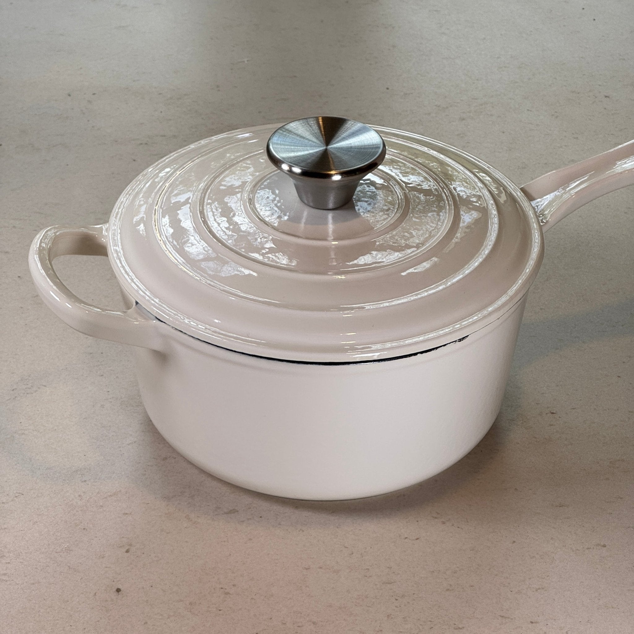 Casserole en fonte émaillée Blanc Vanille idéale pour sauces maison, risottos et cuisine technique