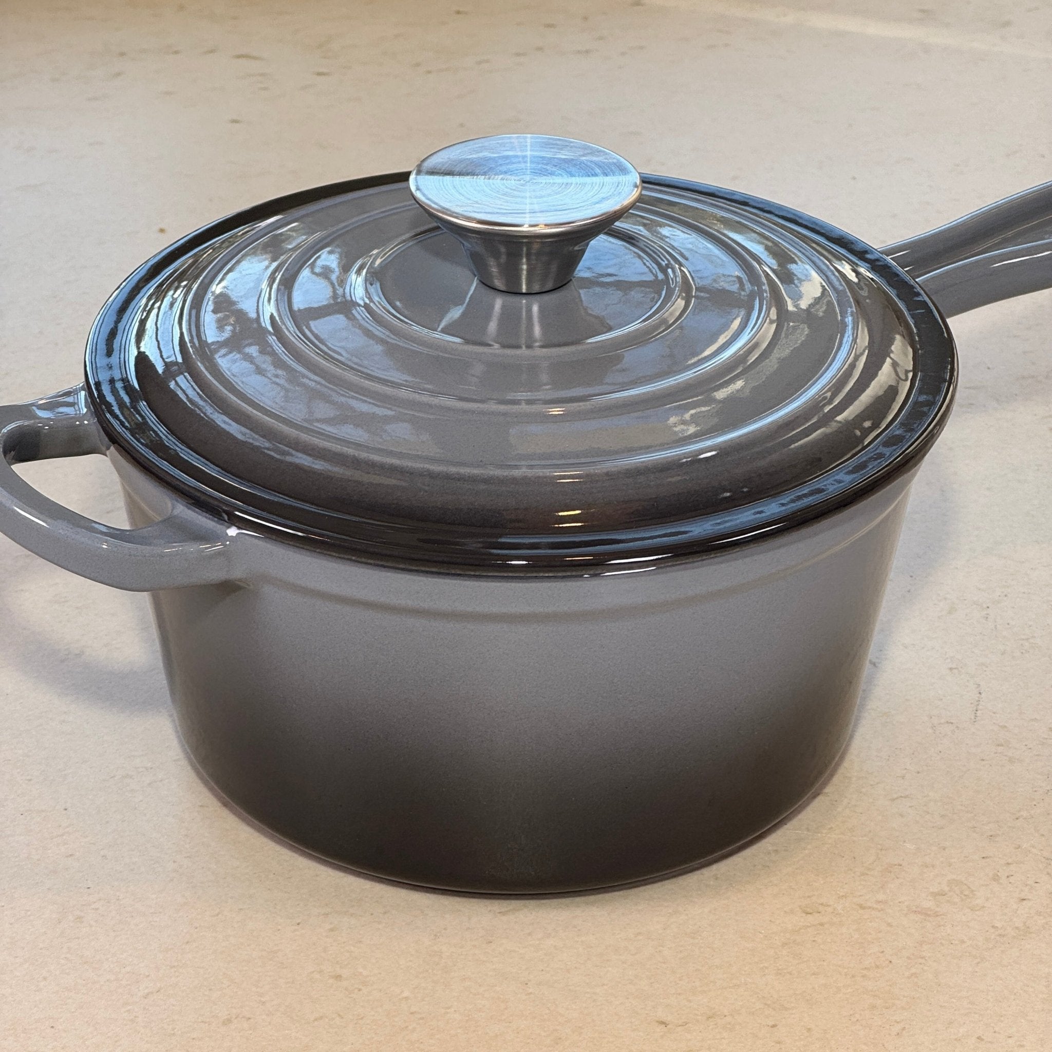 Casserole en fonte émaillée Gris Anthracite idéale pour sauces maison, risottos et cuisine technique