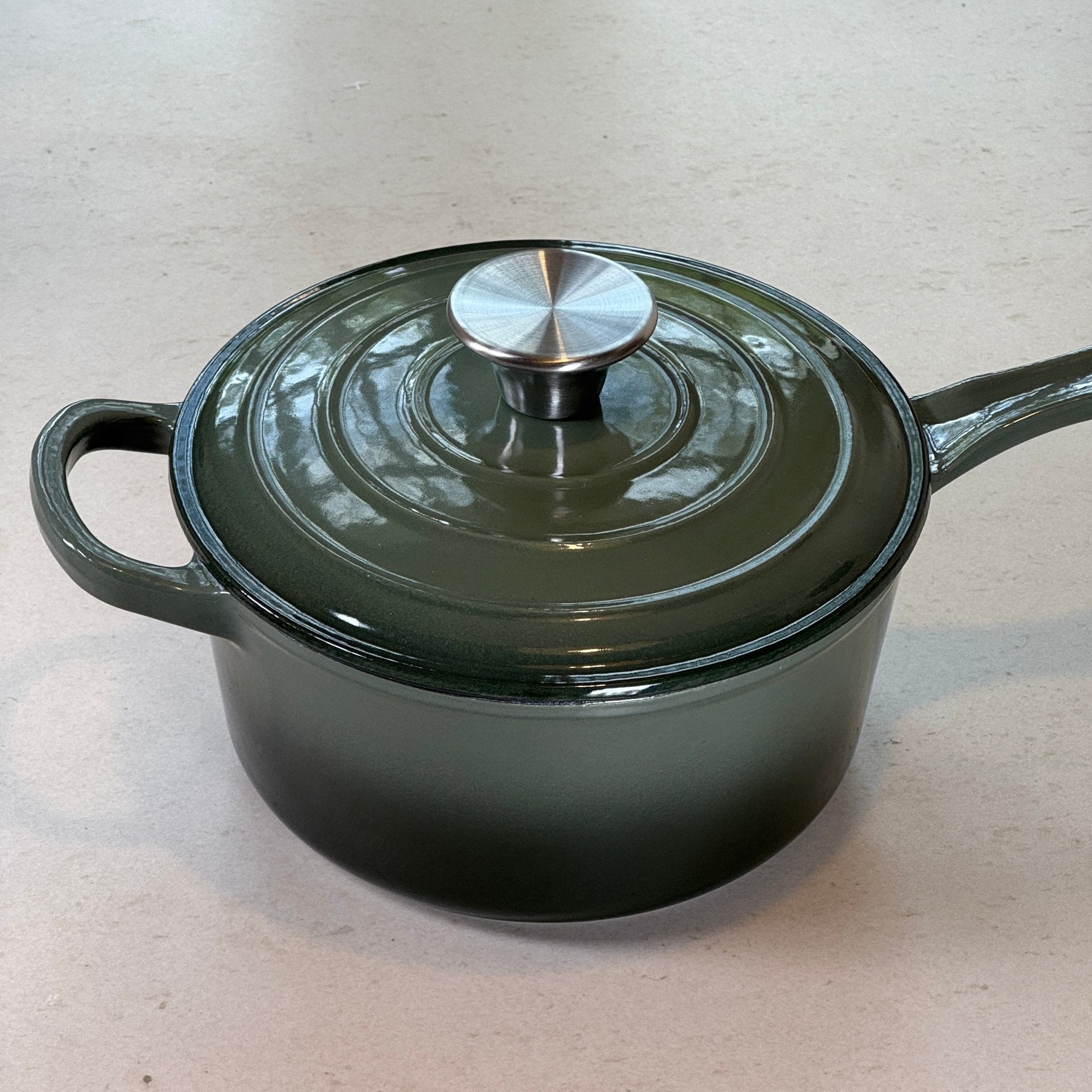 Casserole en fonte émaillée Vert Sapin idéale pour sauces maison, risottos et cuisine technique