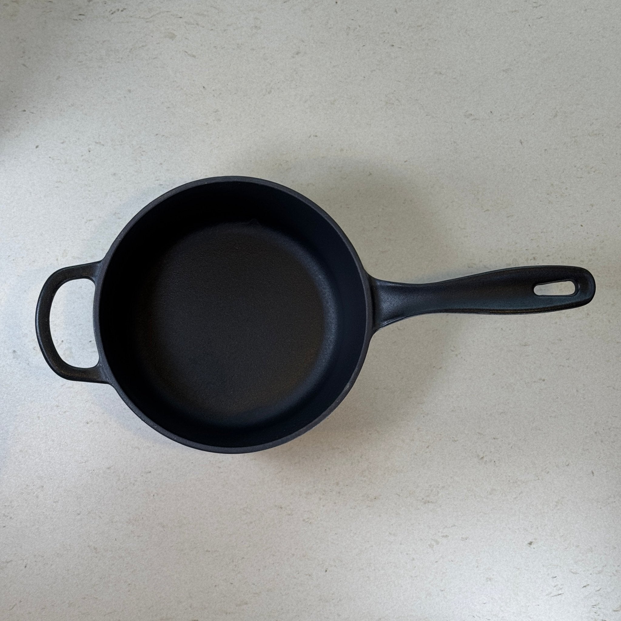 Intérieur anti adhésif noir d’une casserole en fonte émaillée Noir Mat idéale pour sauces, crèmes et préparations délicates