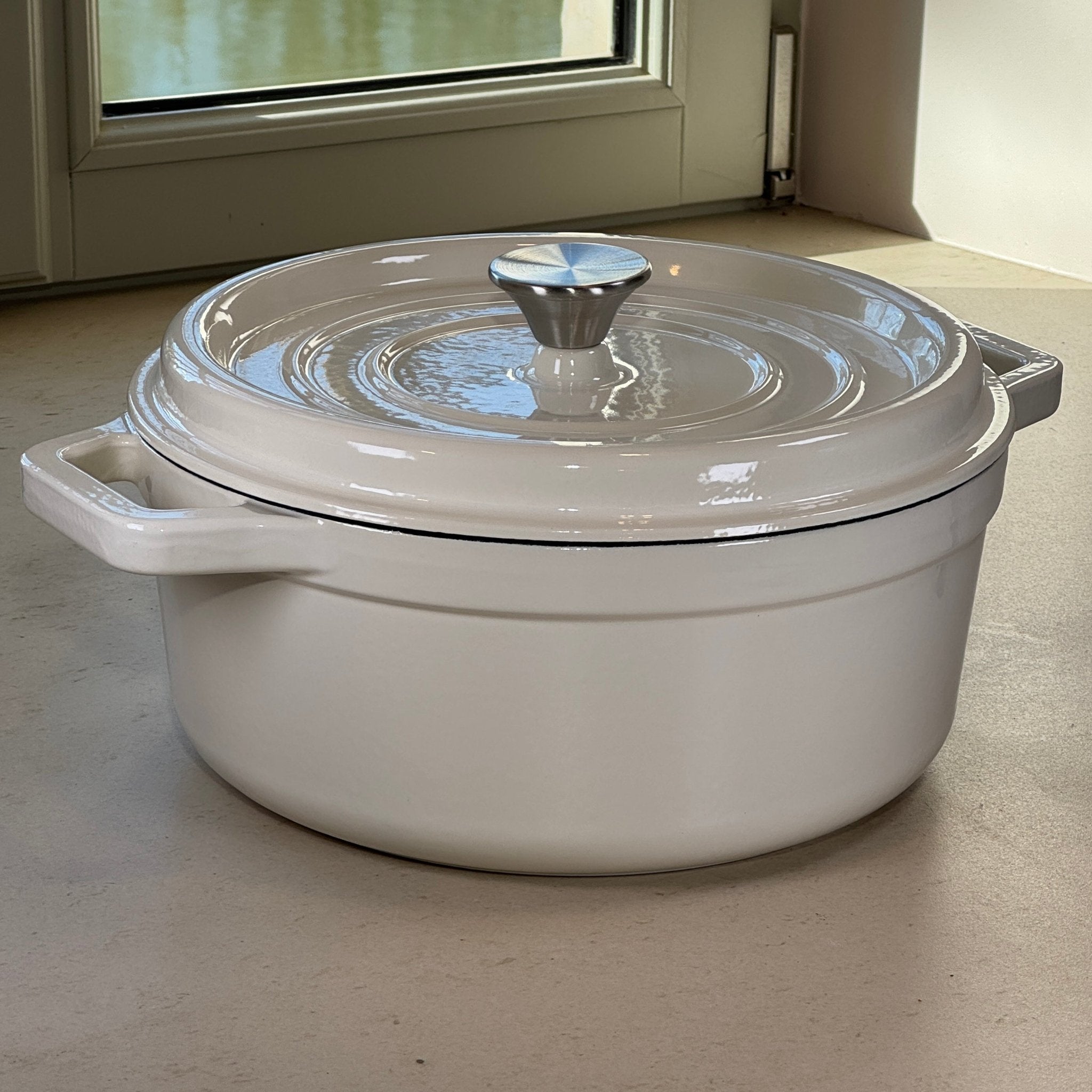 Cocotte classique ronde en fonte émaillée Blanc Vanille pour cuisine familiale, cuisson au four et tous feux