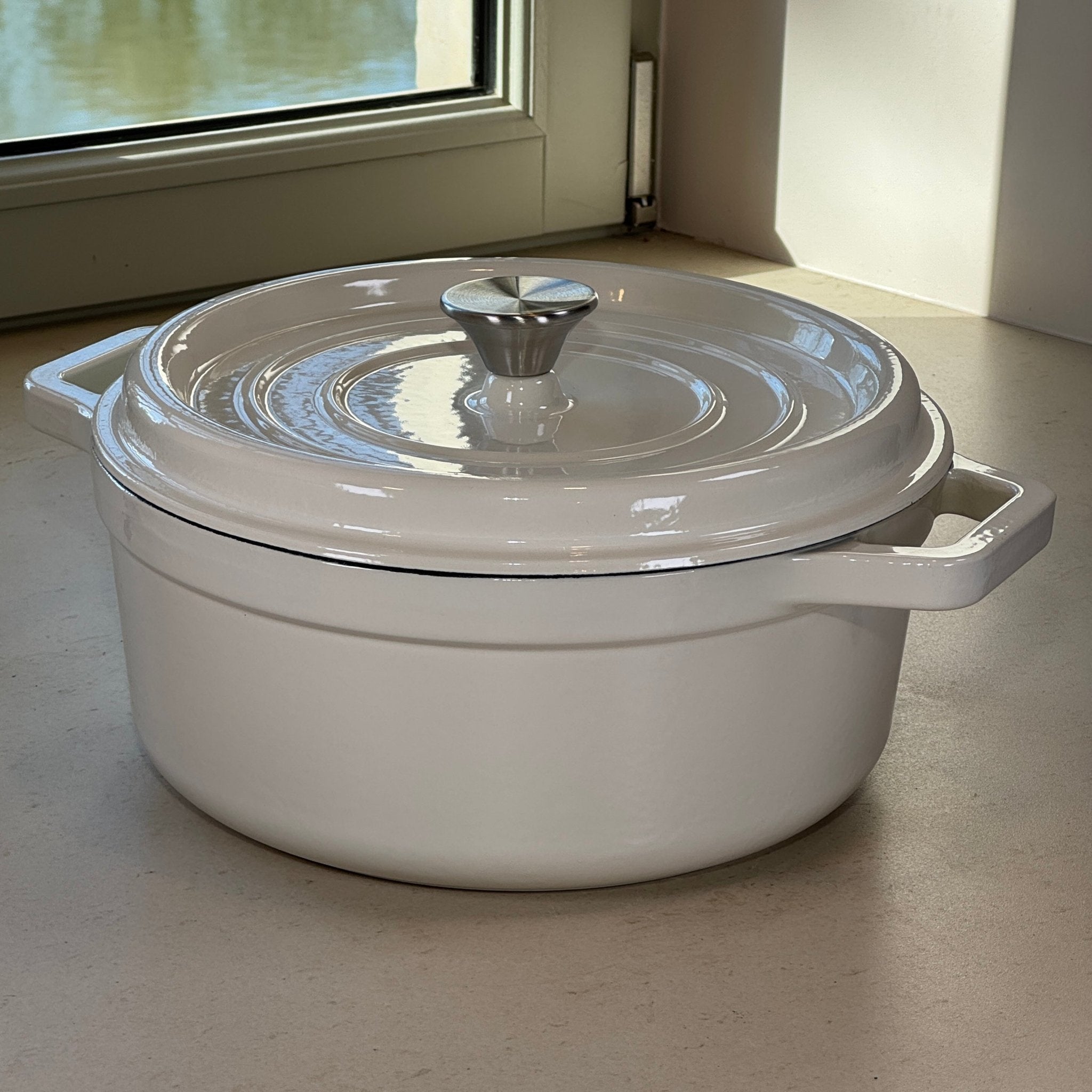 Cocotte classique ronde en fonte émaillée Blanc Vanille idéale pour plats mijotés, ragoûts et recettes traditionnelles