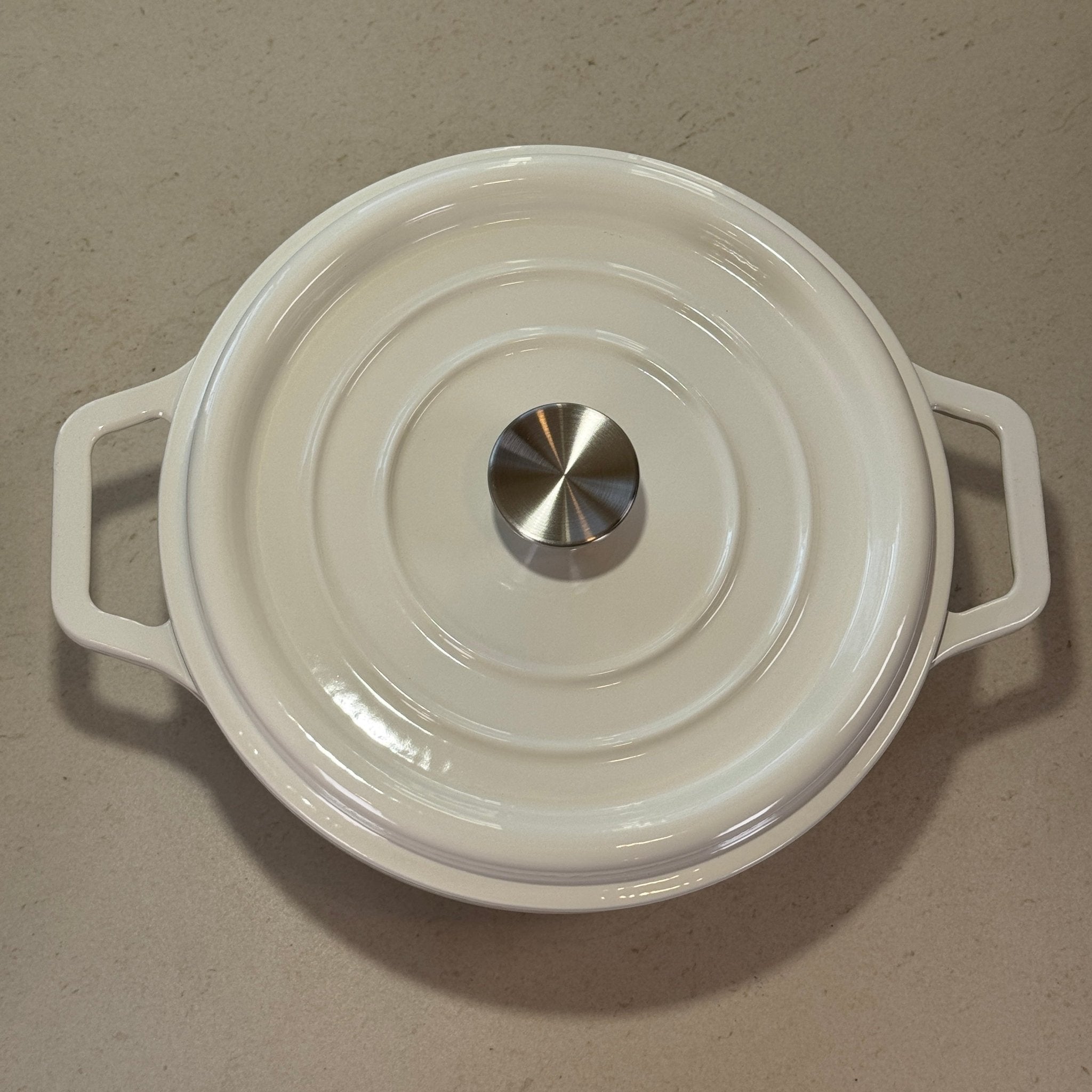 Cocotte classique ronde en fonte émaillée Blanc Vanille avec couvercle épais pour cuisson lente et maîtrisée