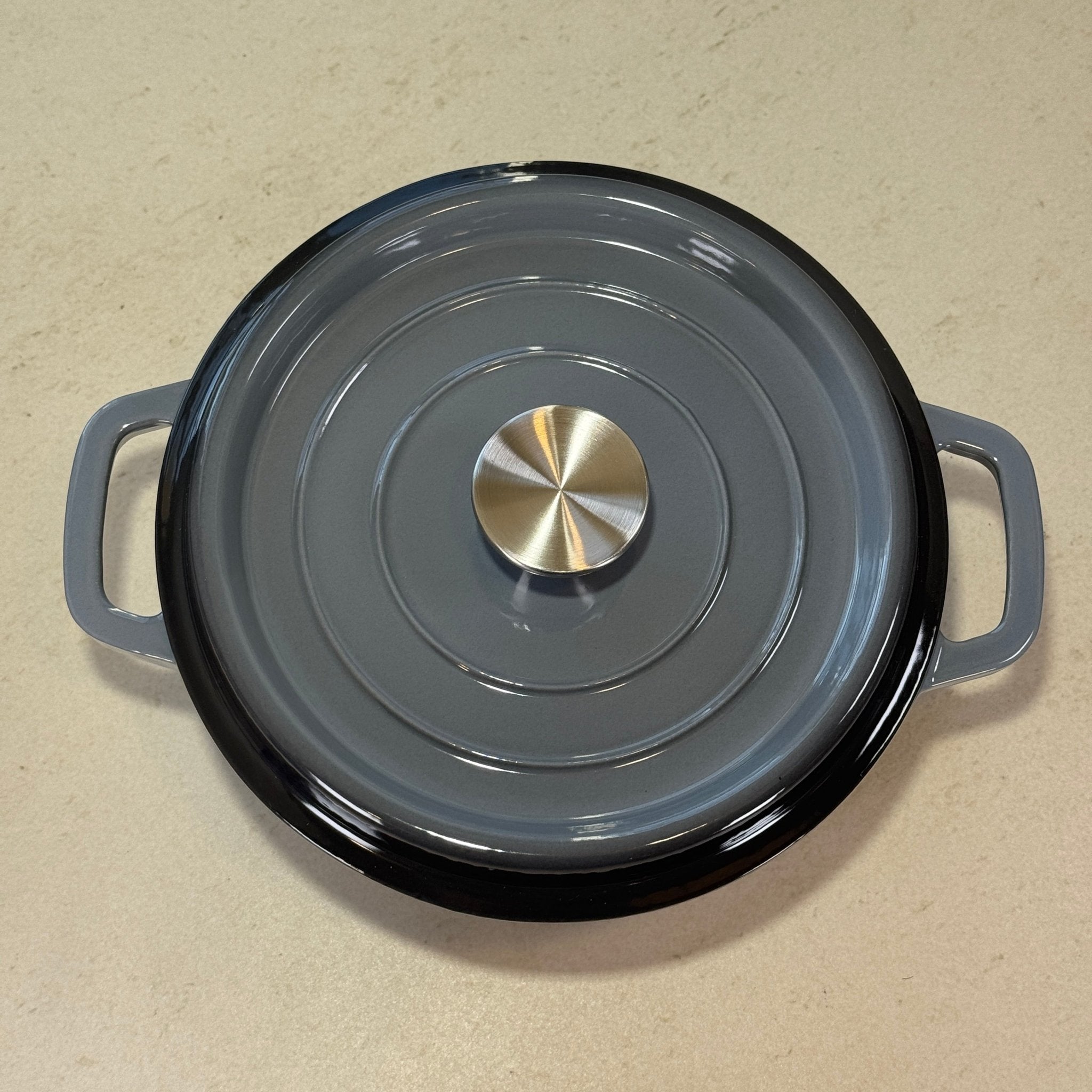 Cocotte classique ronde en fonte émaillée Gris Anthracite avec couvercle épais pour cuisson lente et maîtrisée