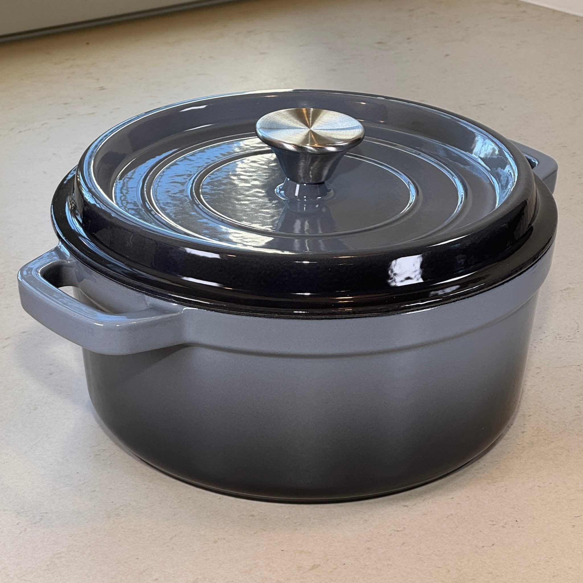 Cocotte classique ronde en fonte émaillée Gris Anthracite pour cuisine familiale, cuisson au four et tous feux
