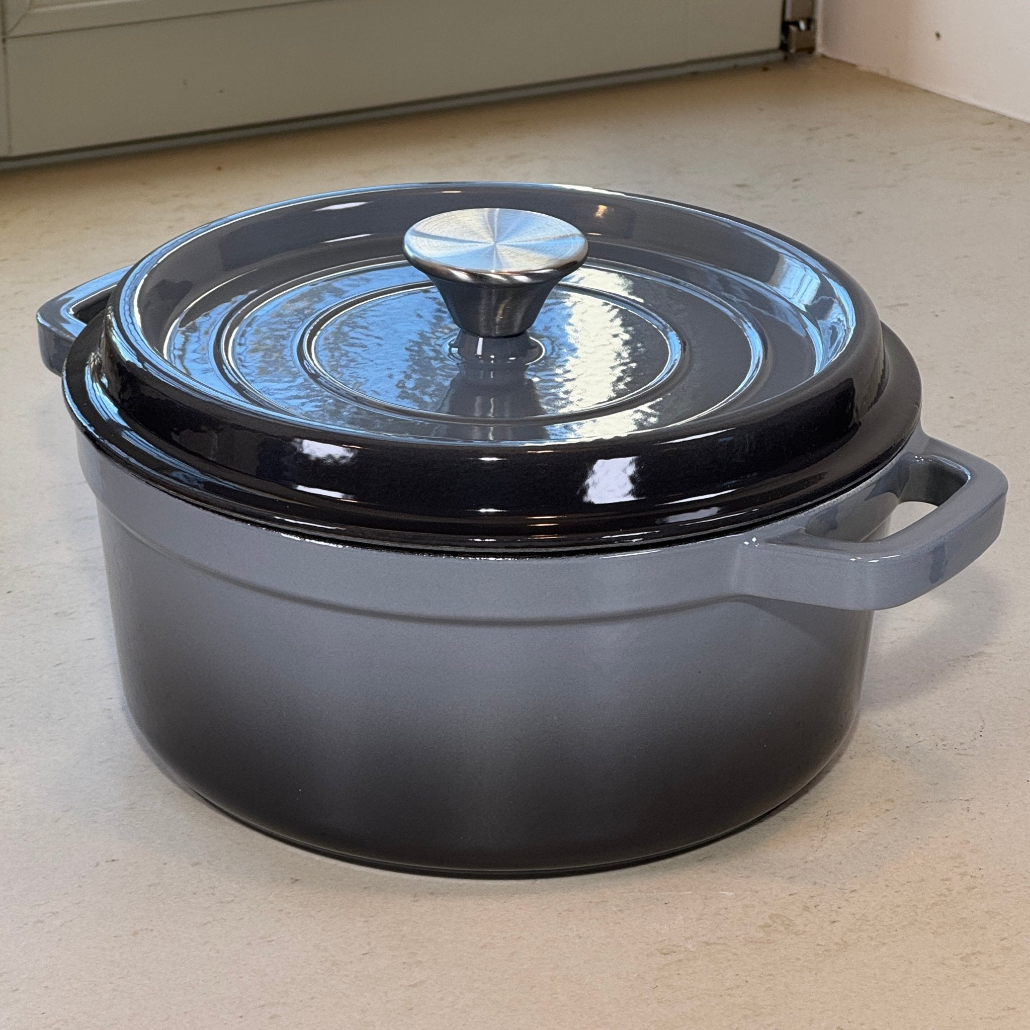 Cocotte classique ronde en fonte émaillée Gris Anthracite idéale pour plats mijotés, ragoûts et recettes traditionnelles