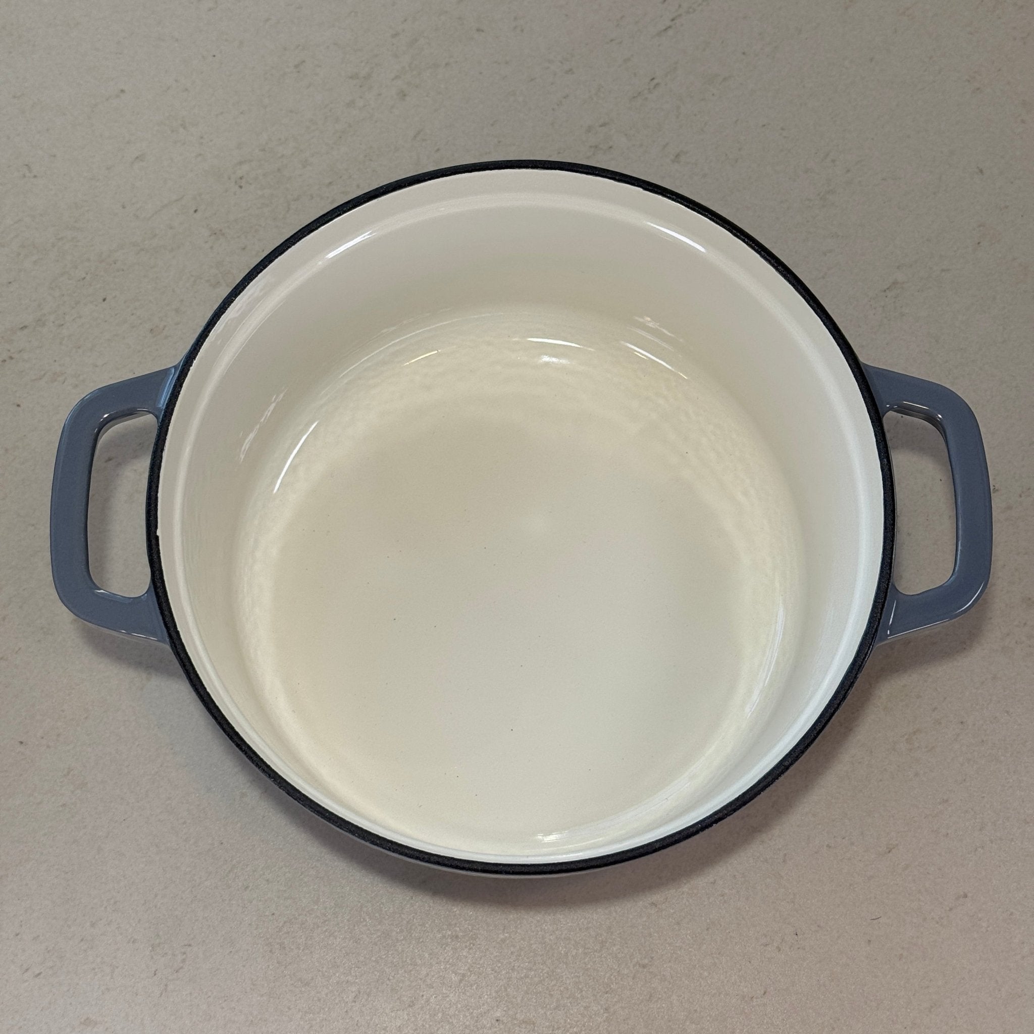 Intérieur anti adhésif clair d’une cocotte classique en fonte émaillée Gris Anthracite pour cuisson homogène et facile à nettoyer