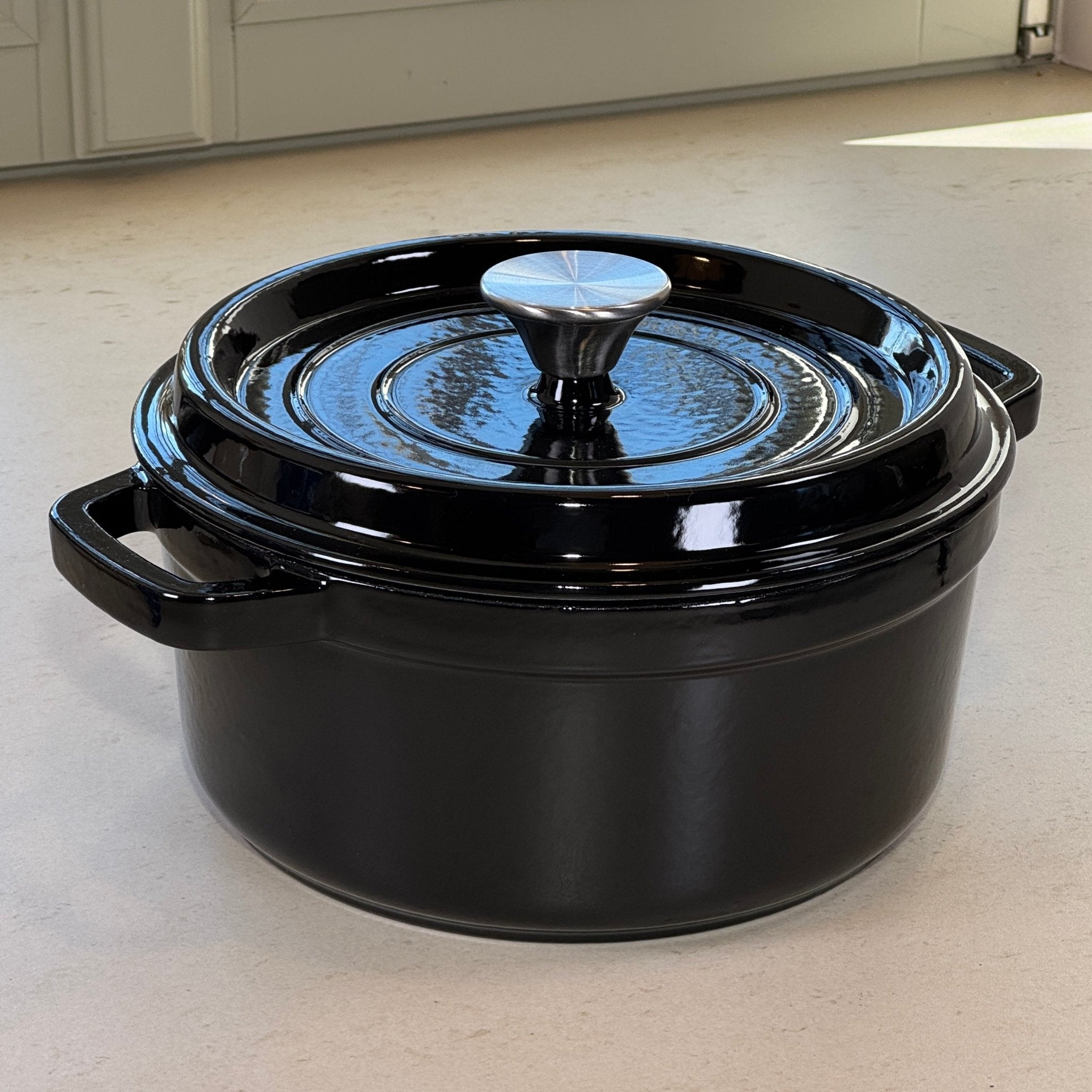Cocotte classique ronde en fonte émaillée Noir Brillant pour cuisine familiale, cuisson au four et tous feux