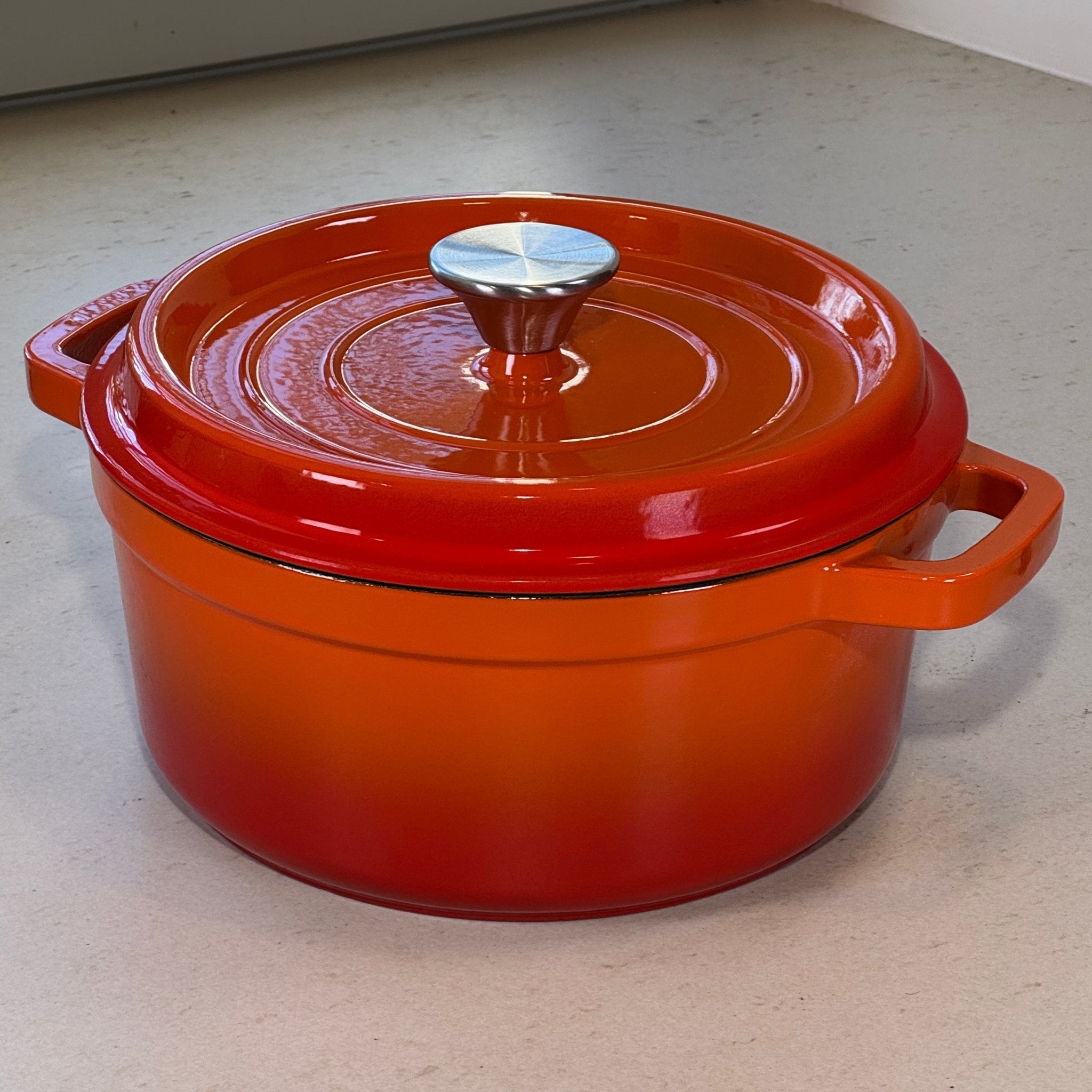 Cocotte classique ronde en fonte émaillée Orange idéale pour plats mijotés, ragoûts et recettes traditionnelles