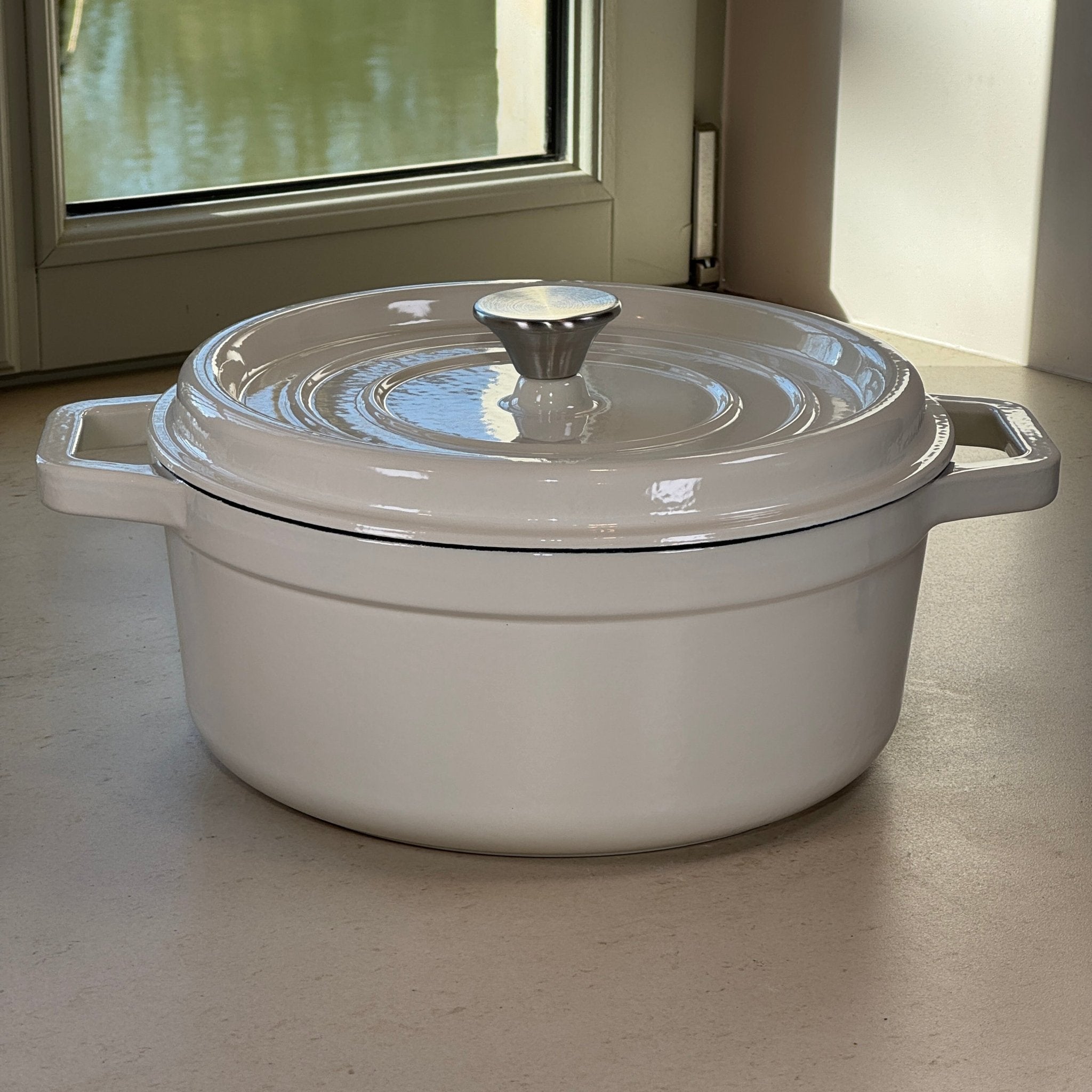 Cocotte classique ronde en fonte émaillée Blanc Vanille avec poignées larges pour une manipulation sécurisée