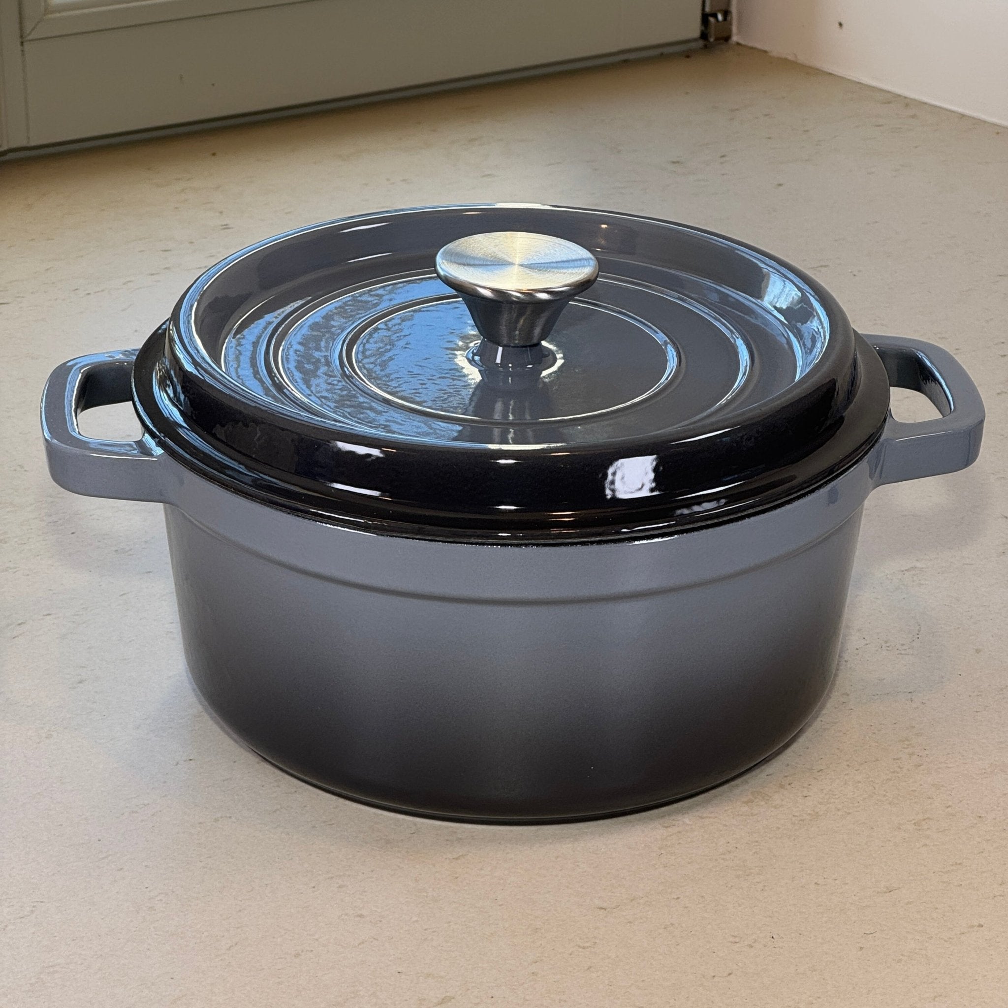 Cocotte classique ronde en fonte émaillée Gris Anthracite avec poignées larges pour une manipulation sécurisée