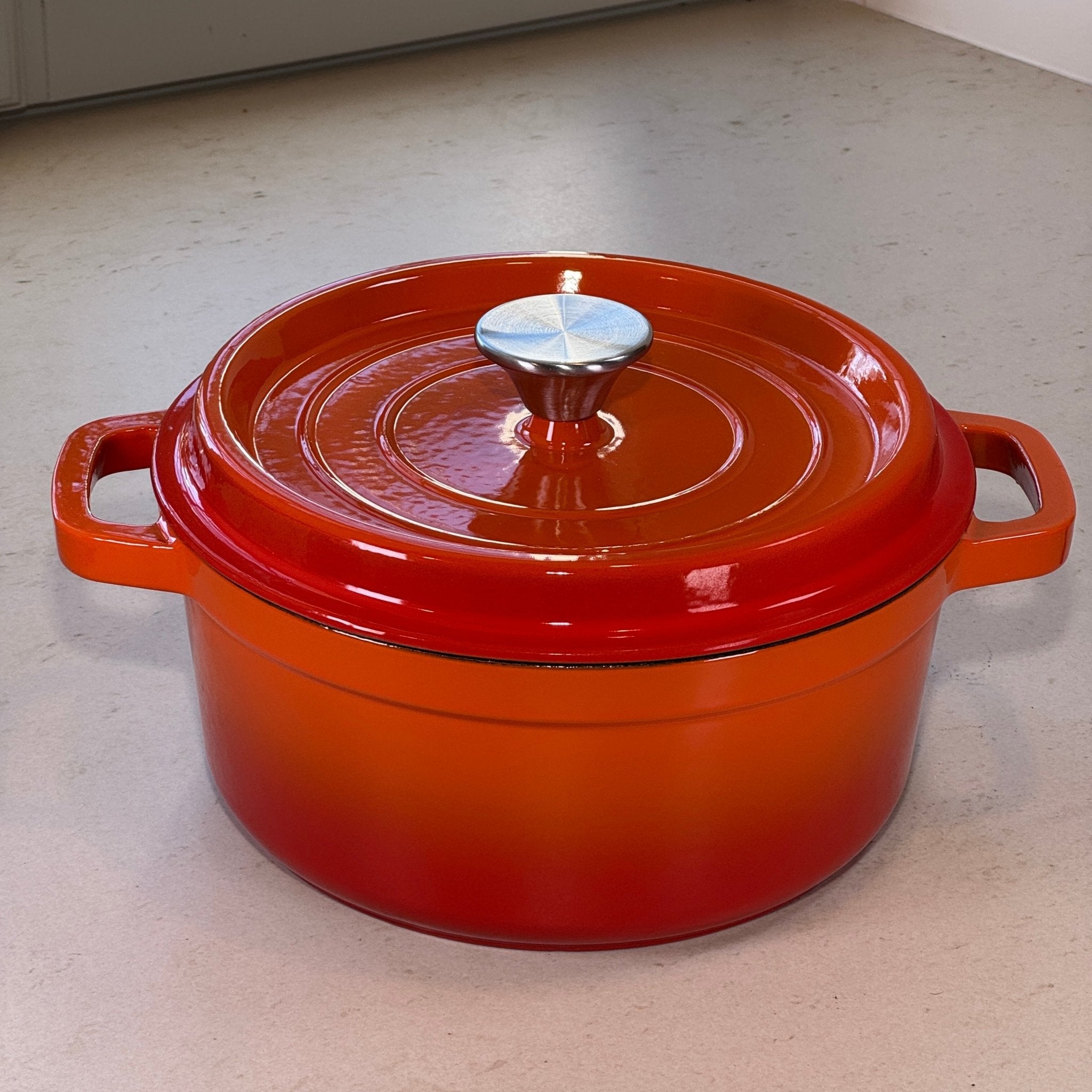 Cocotte classique ronde en fonte émaillée Orange avec poignées larges pour une manipulation sécurisée