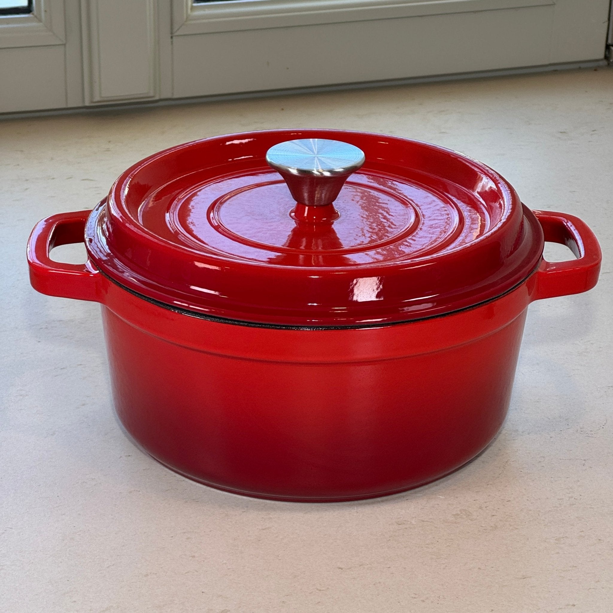 Cocotte classique ronde en fonte émaillée Rouge Cerise avec poignées larges pour une manipulation sécurisée