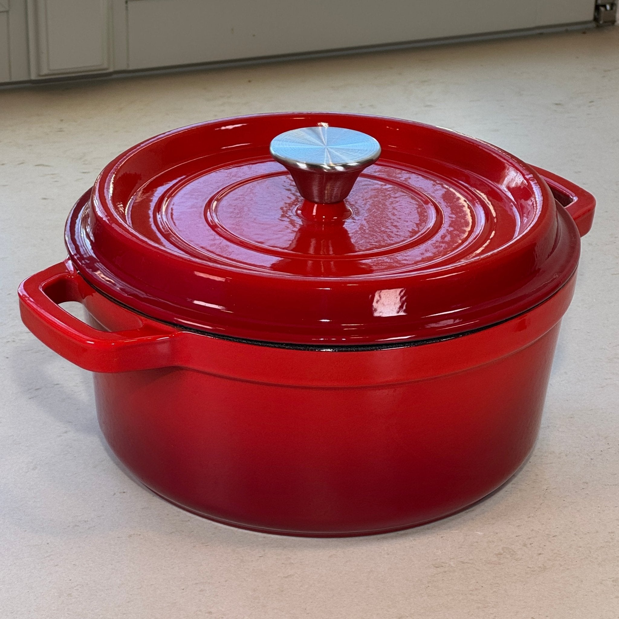Cocotte classique ronde en fonte émaillée Rouge Cerise pour cuisine familiale, cuisson au four et tous feux