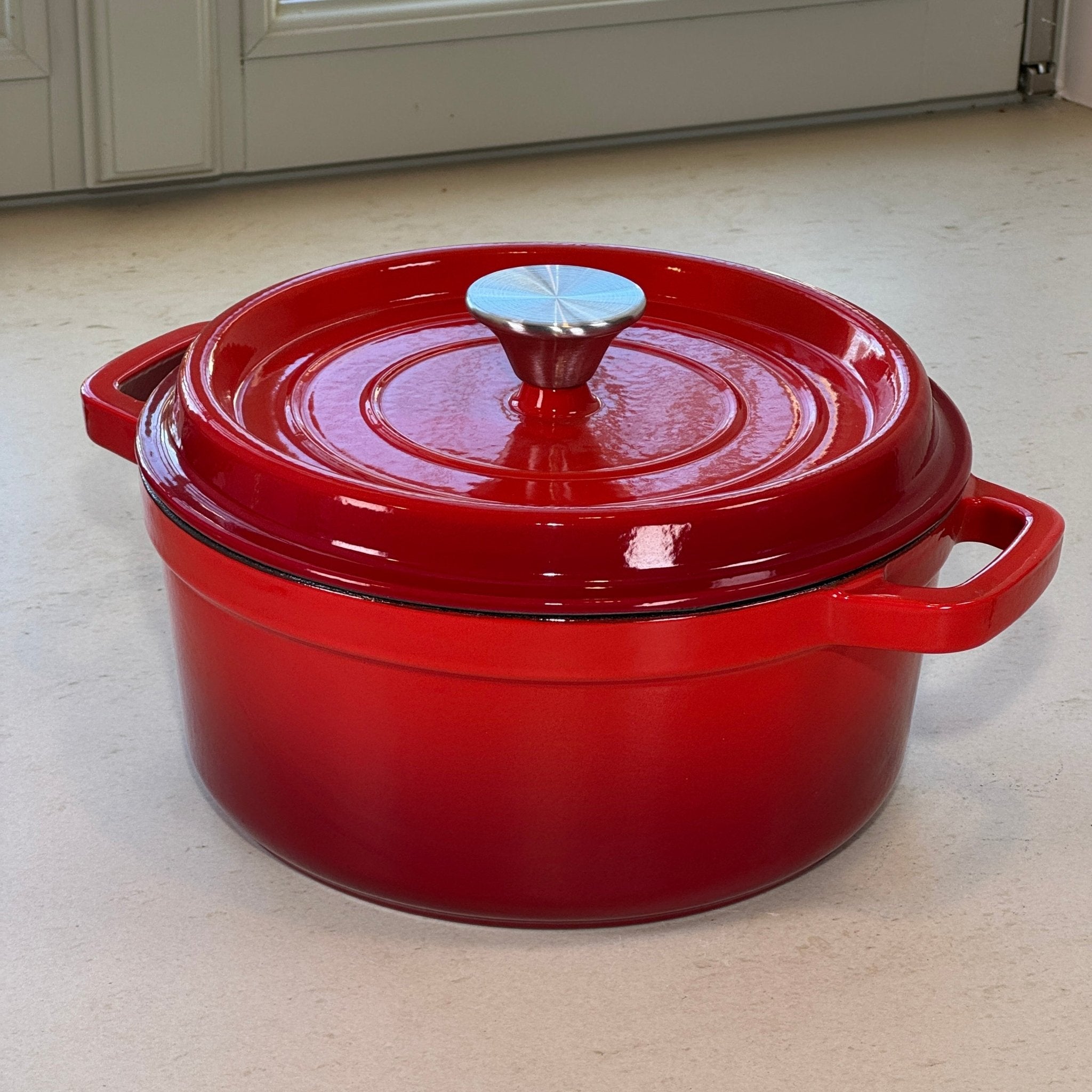 Cocotte classique ronde en fonte émaillée Rouge Cerise idéale pour plats mijotés, ragoûts et recettes traditionnelles