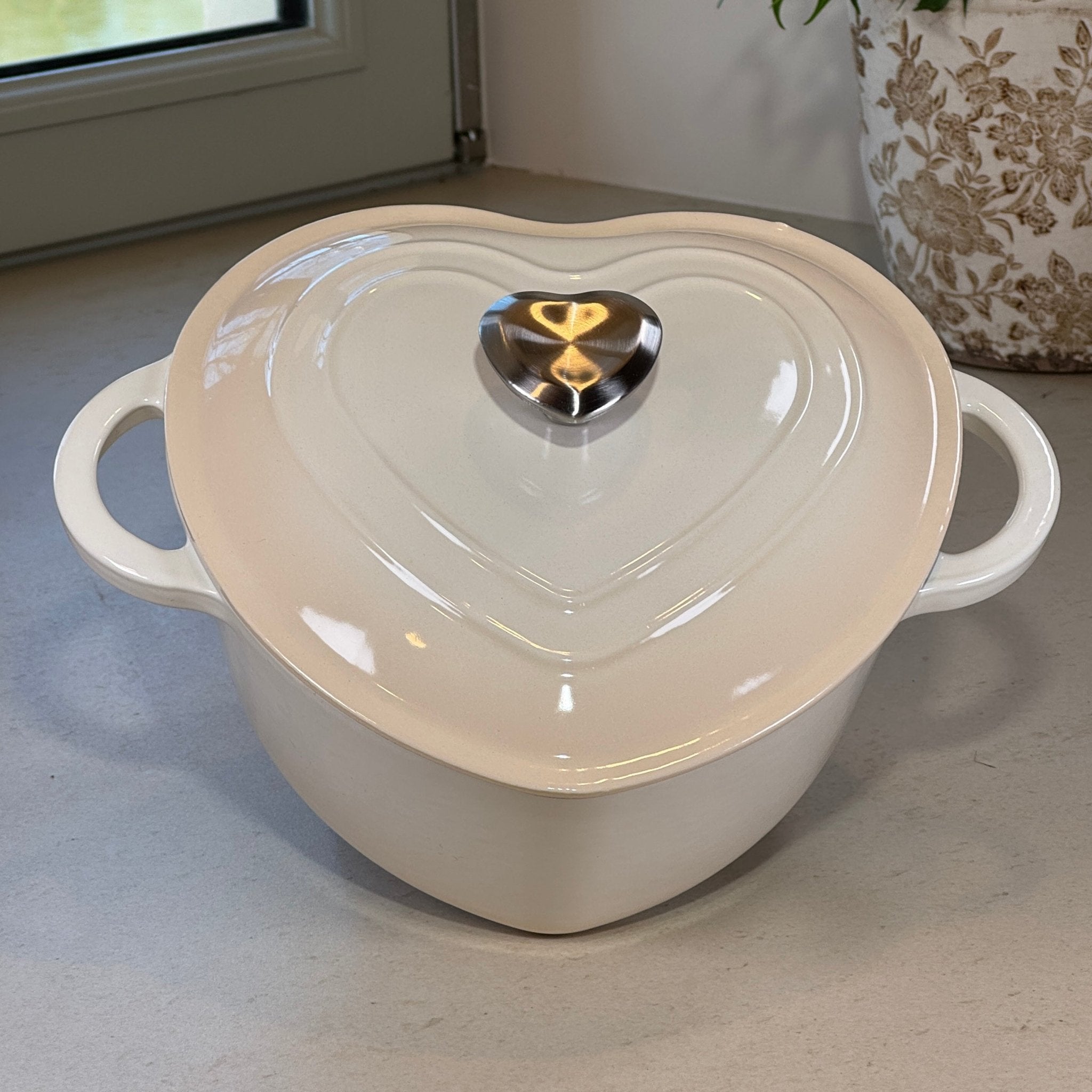 Cocotte en fonte émaillée blanc crème en forme de cœur avec poignées et couvercle
