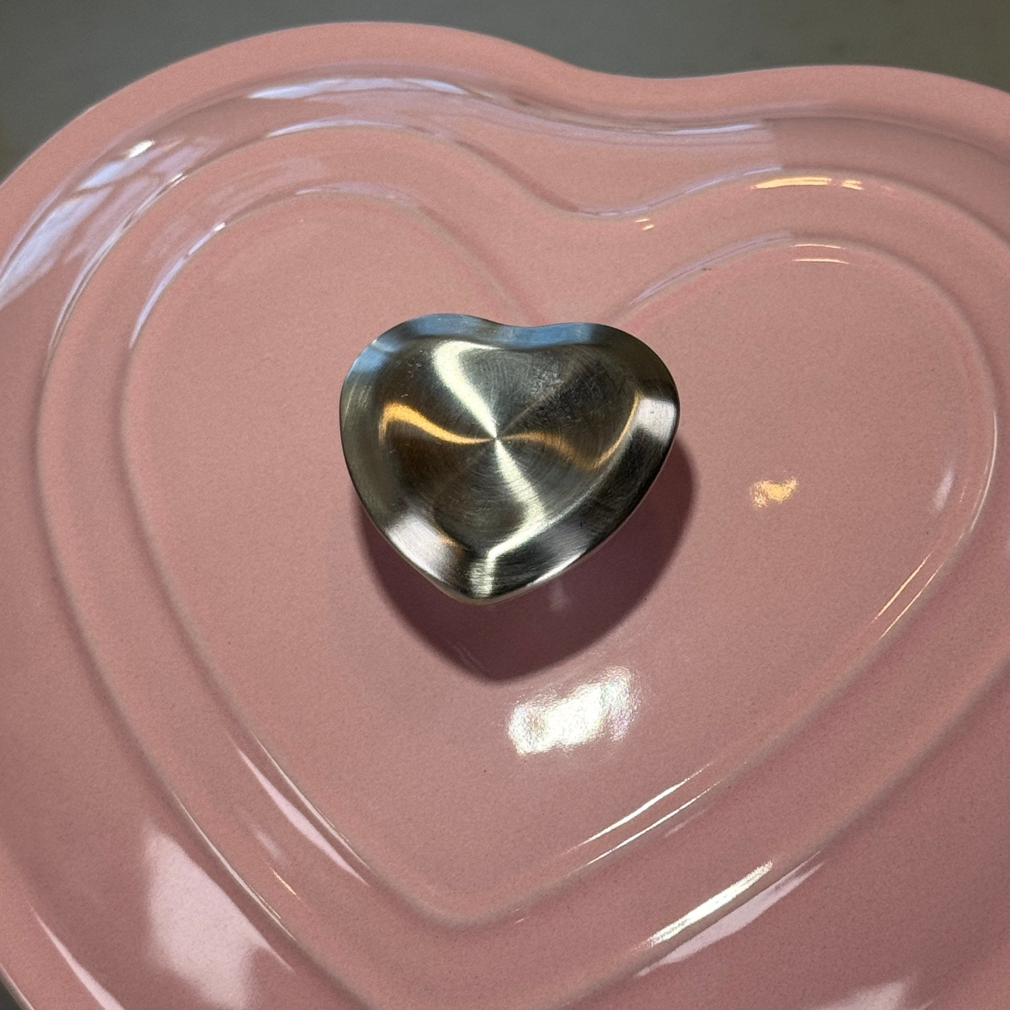 Cocotte en fonte émaillée cœur rose avec couvercle et bouton inox vue de dessus