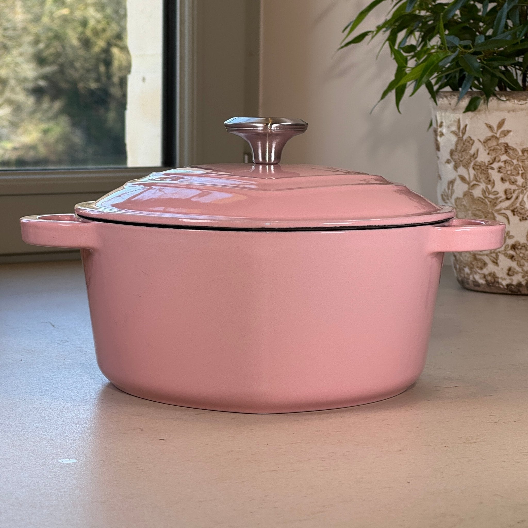Cocotte en fonte émaillée rose en forme de cœur avec couvercle et bouton inox – Mamie Cocottes