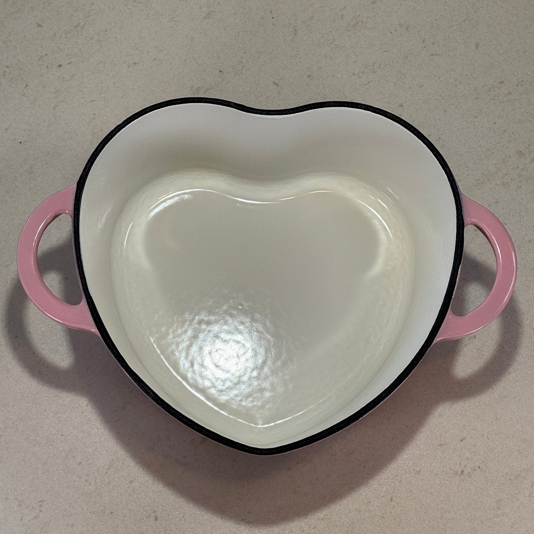Intérieur émaillé beige d’une cocotte en fonte en forme de cœur rose Mamie Cocottes