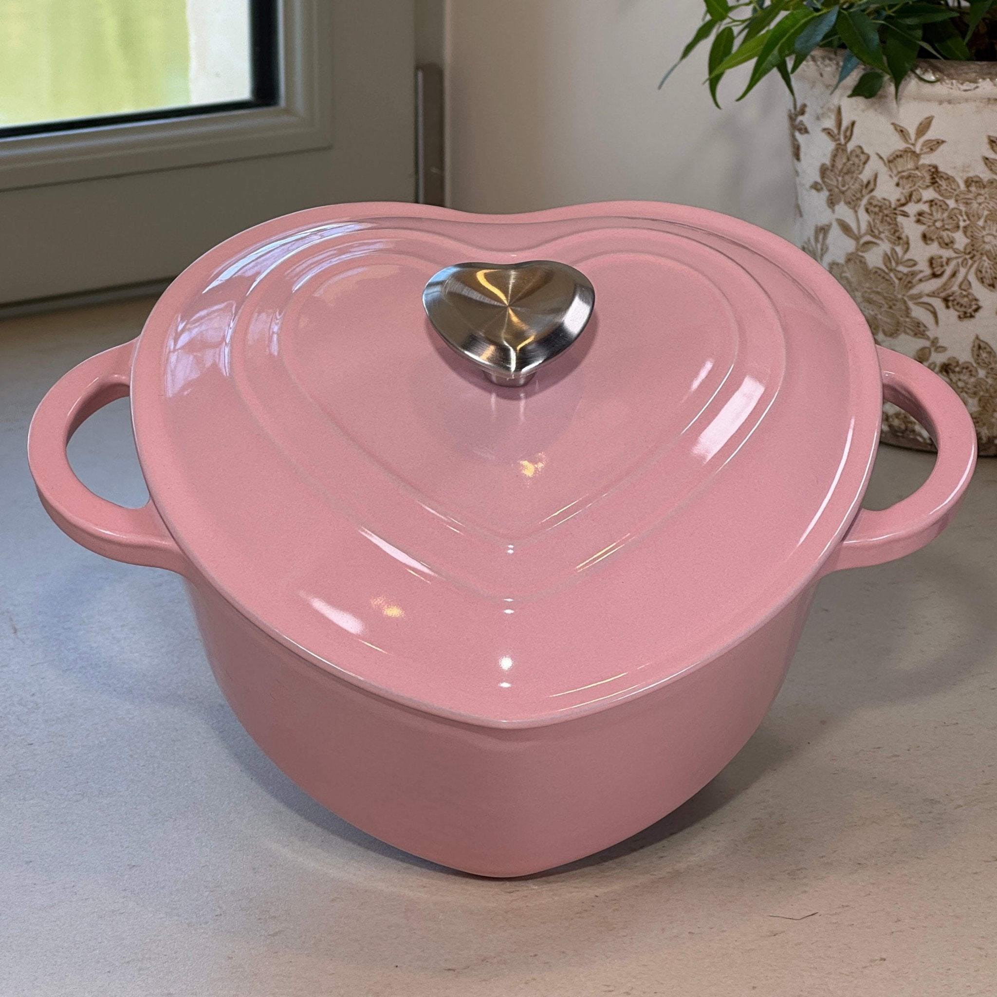 Cocotte en fonte émaillée rose en forme de cœur avec poignées et couvercle