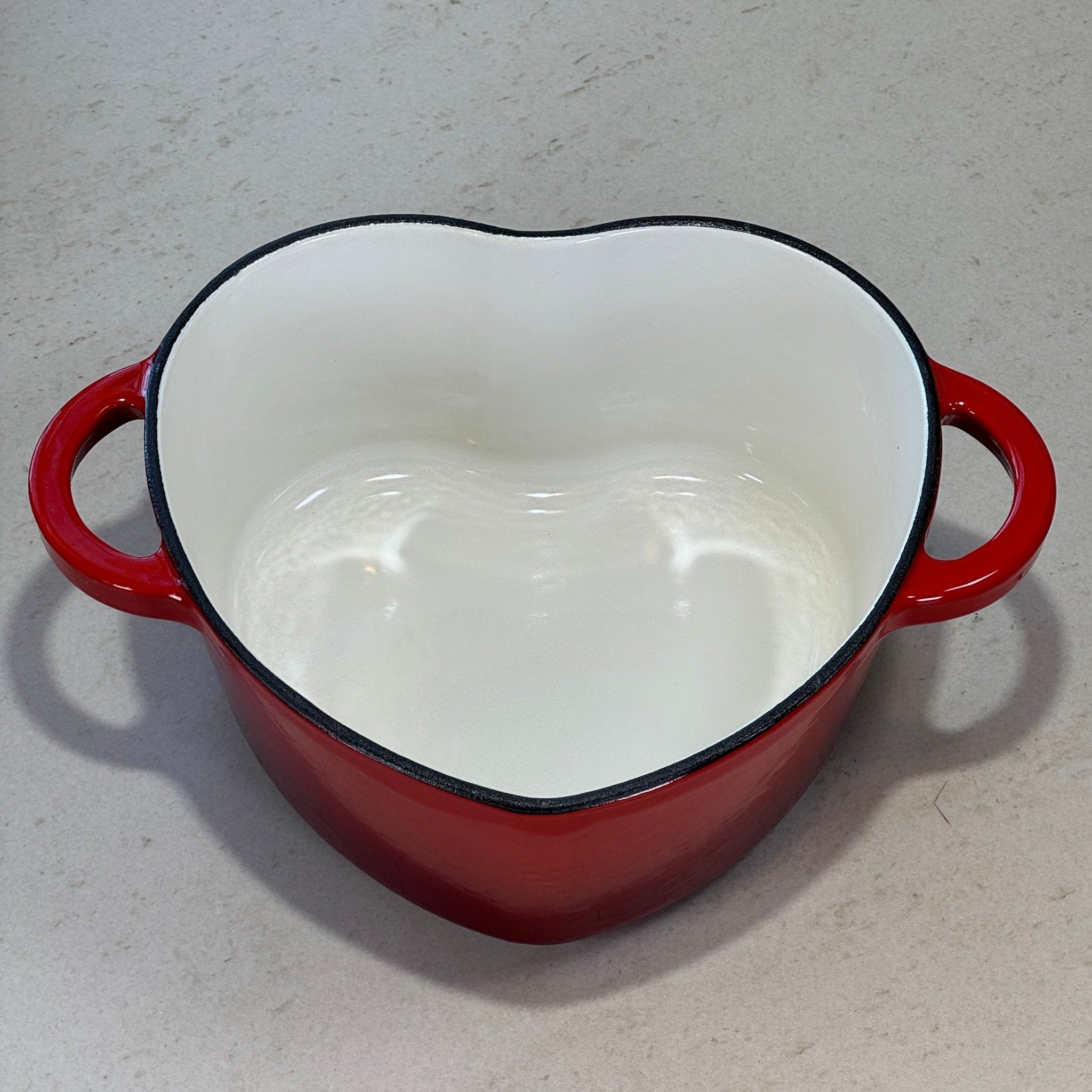 Intérieur émaillé beige d’une cocotte en fonte en forme de cœur Rouge Cerise Mamie Cocottes